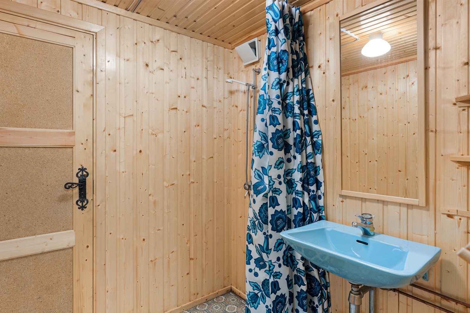 Enkelt bad i kjeller Galleribilde