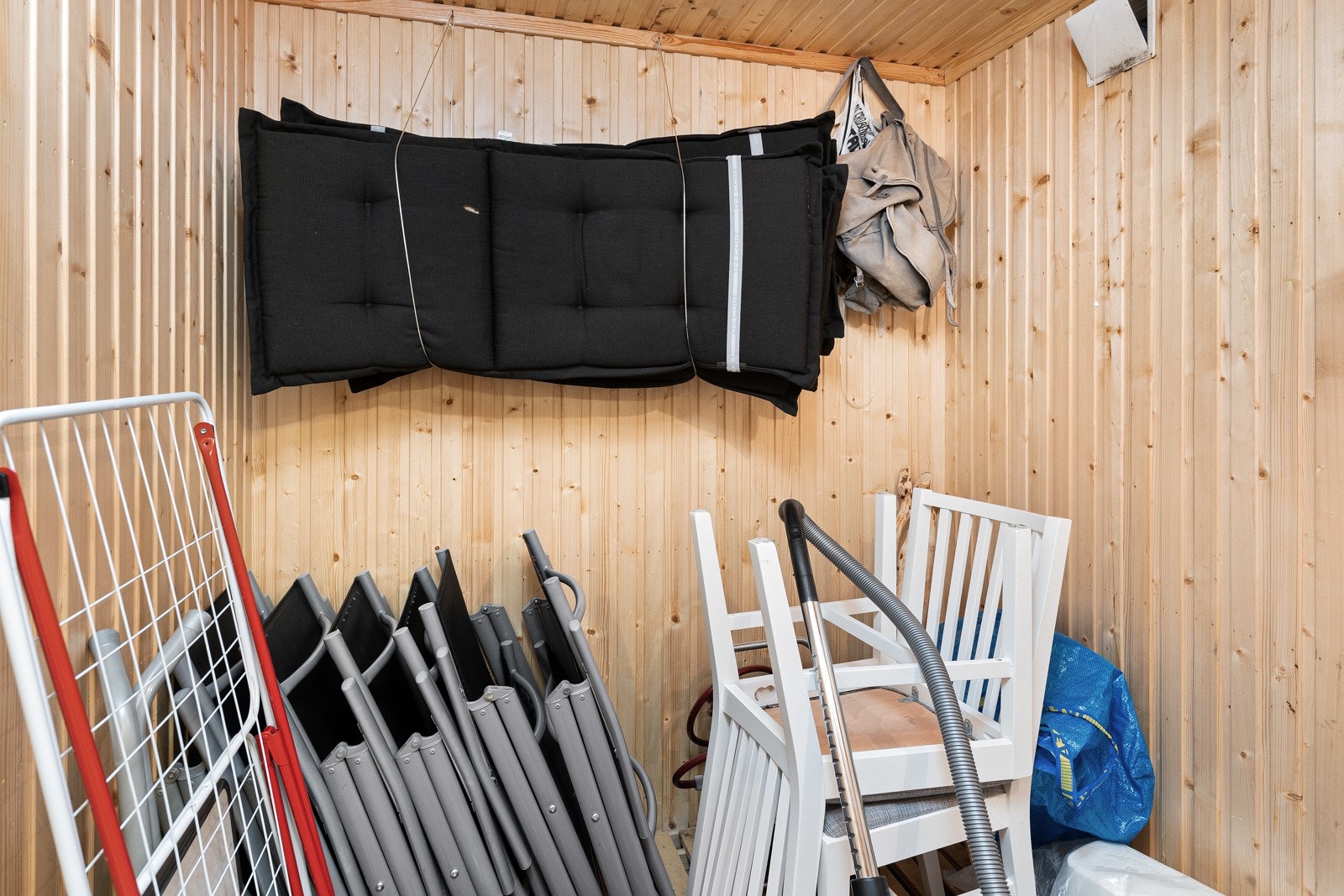 Hytten har flere boder med god oppbevaringsplass Galleribilde