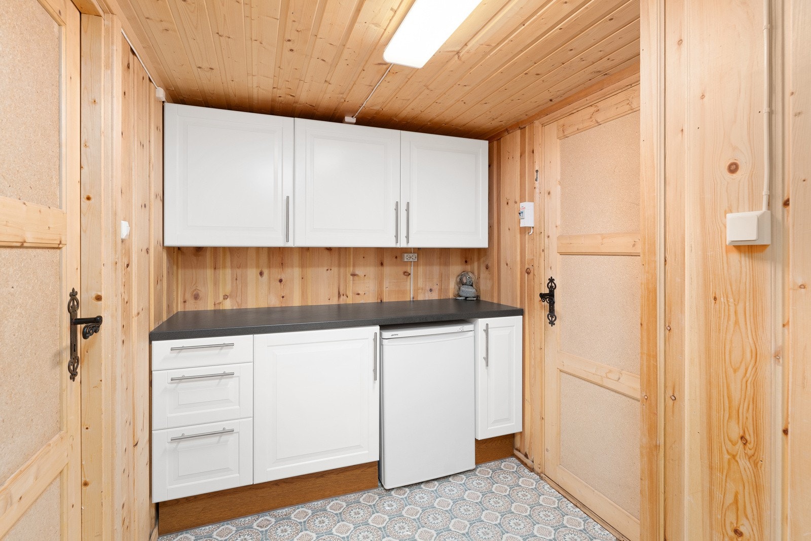 Hytten har flere boder med god oppbevaringsplass Galleribilde