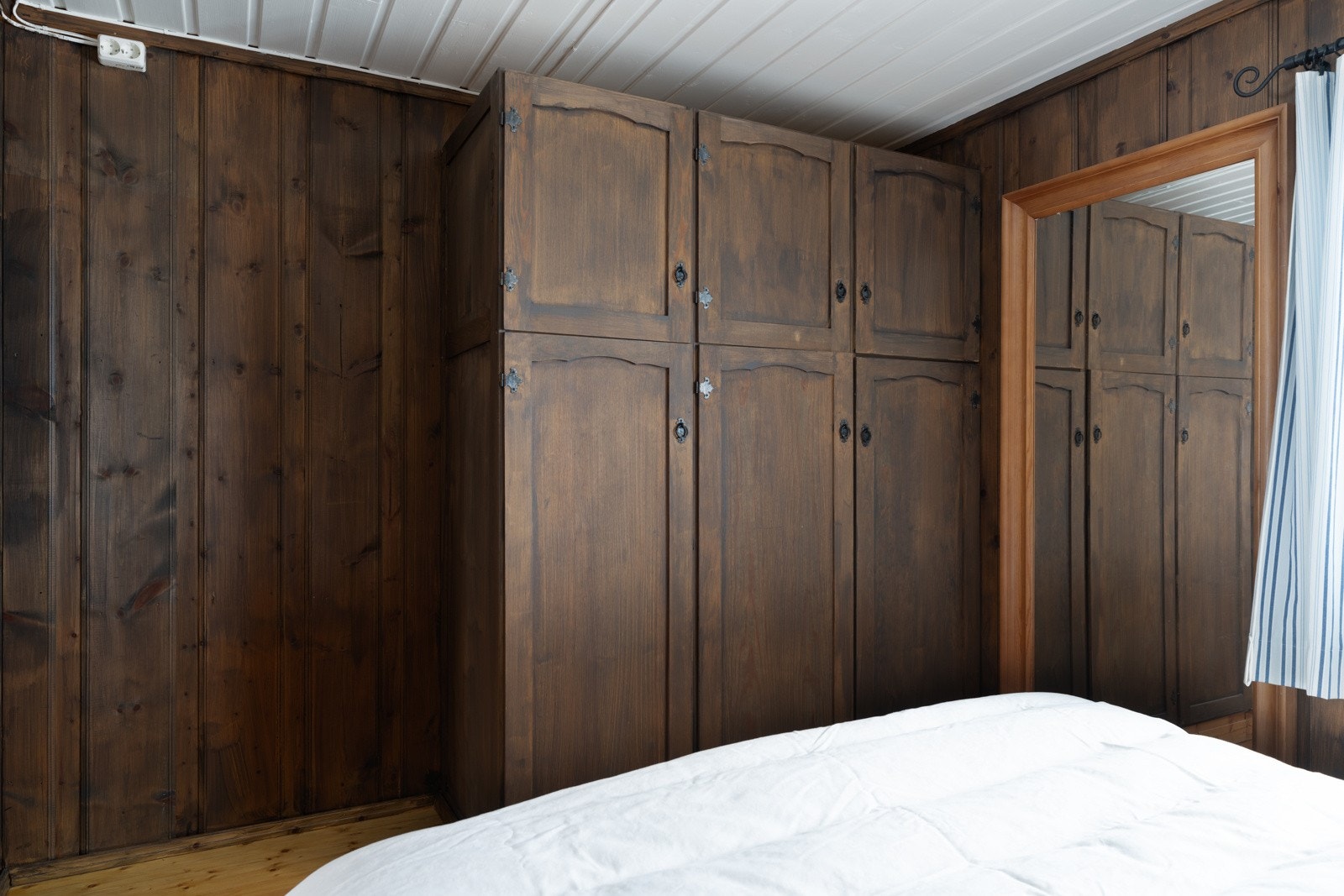 Soverom med god garderobeplass Galleribilde