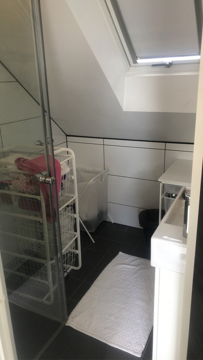 Badet er delt opp i to, dusj på det ene Galleribilde