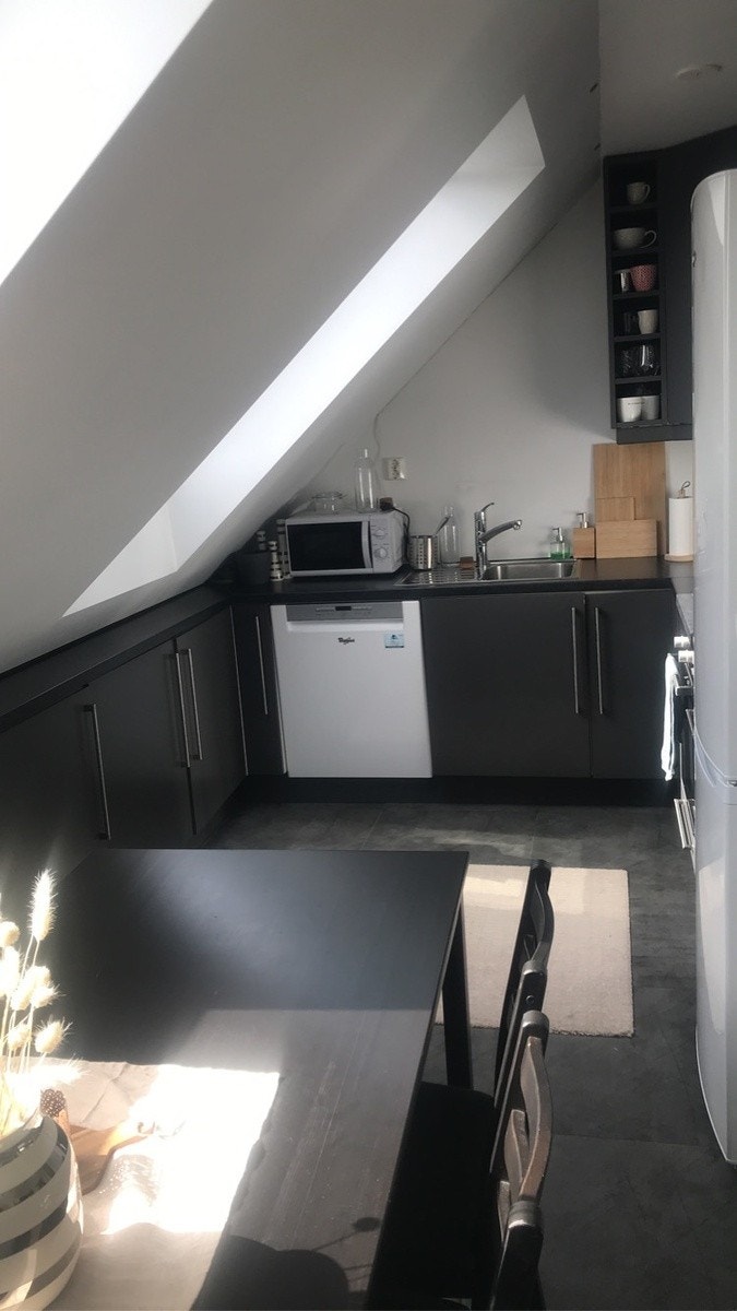 Moderne, uslitt kjøkken Galleribilde