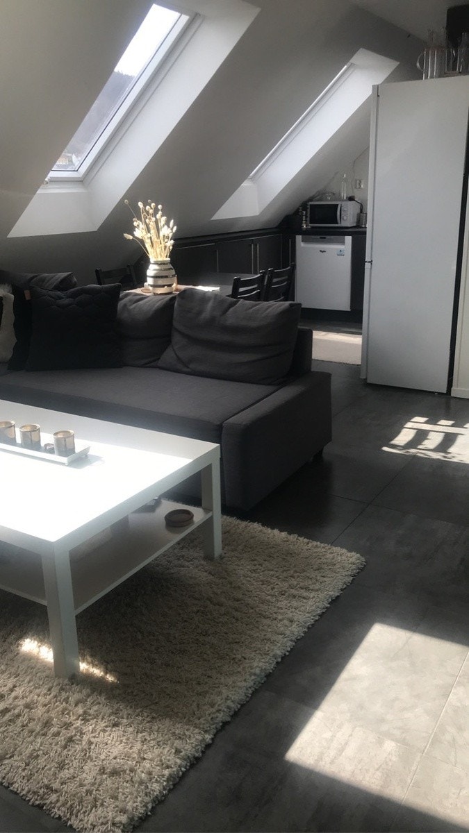 Stor stue med god plass til sofagruppe og spisebord Galleribilde