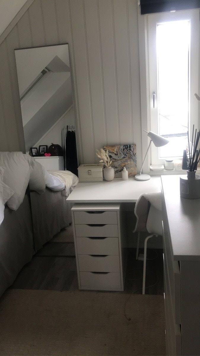 Plass til både skap, pult og seng Galleribilde