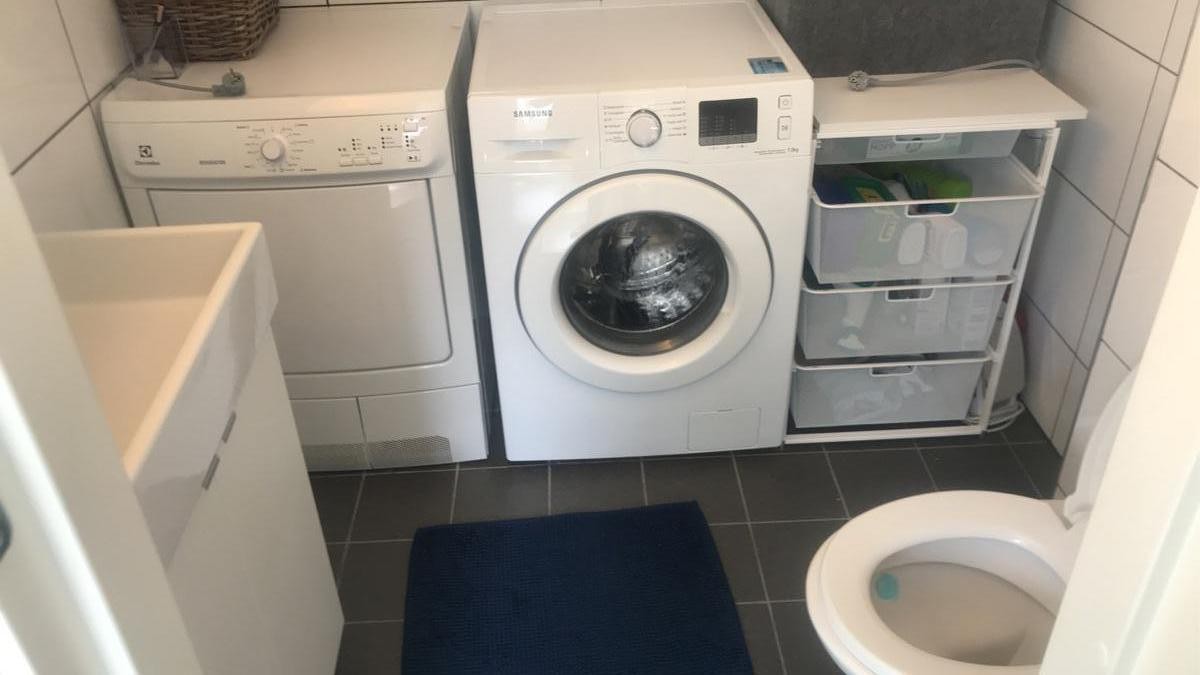 Og toalett med tørketrommel og vaskemaskin på det andre Galleribilde