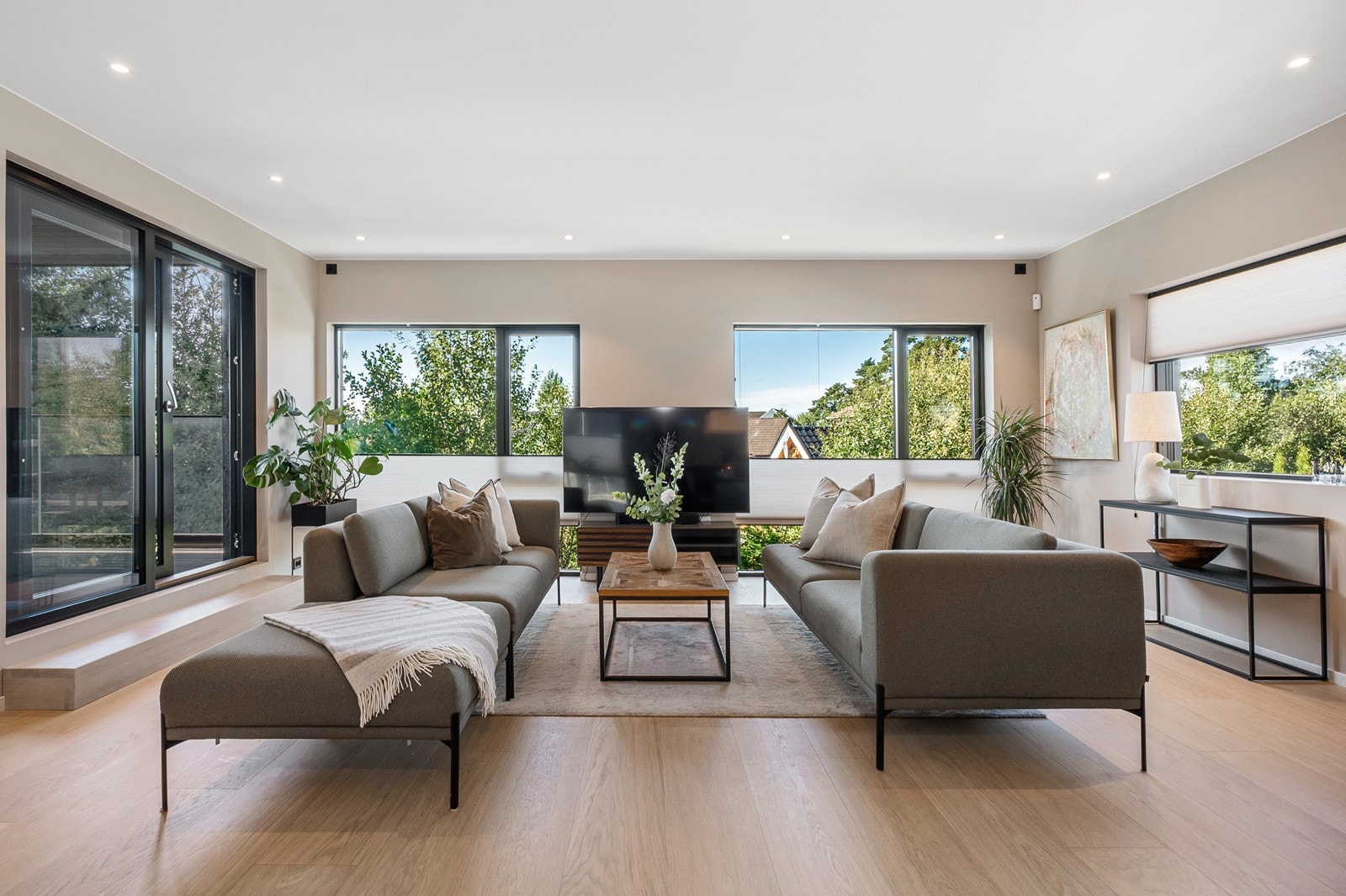 Store vinduer i tre retninger slipper inn rikelig med naturlig lys gjennom dagen. Galleribilde