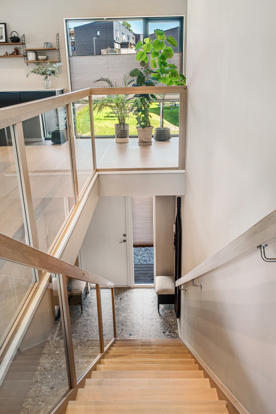 En stilren eiketrapp leder opp til boligens andre etasje. Galleribilde