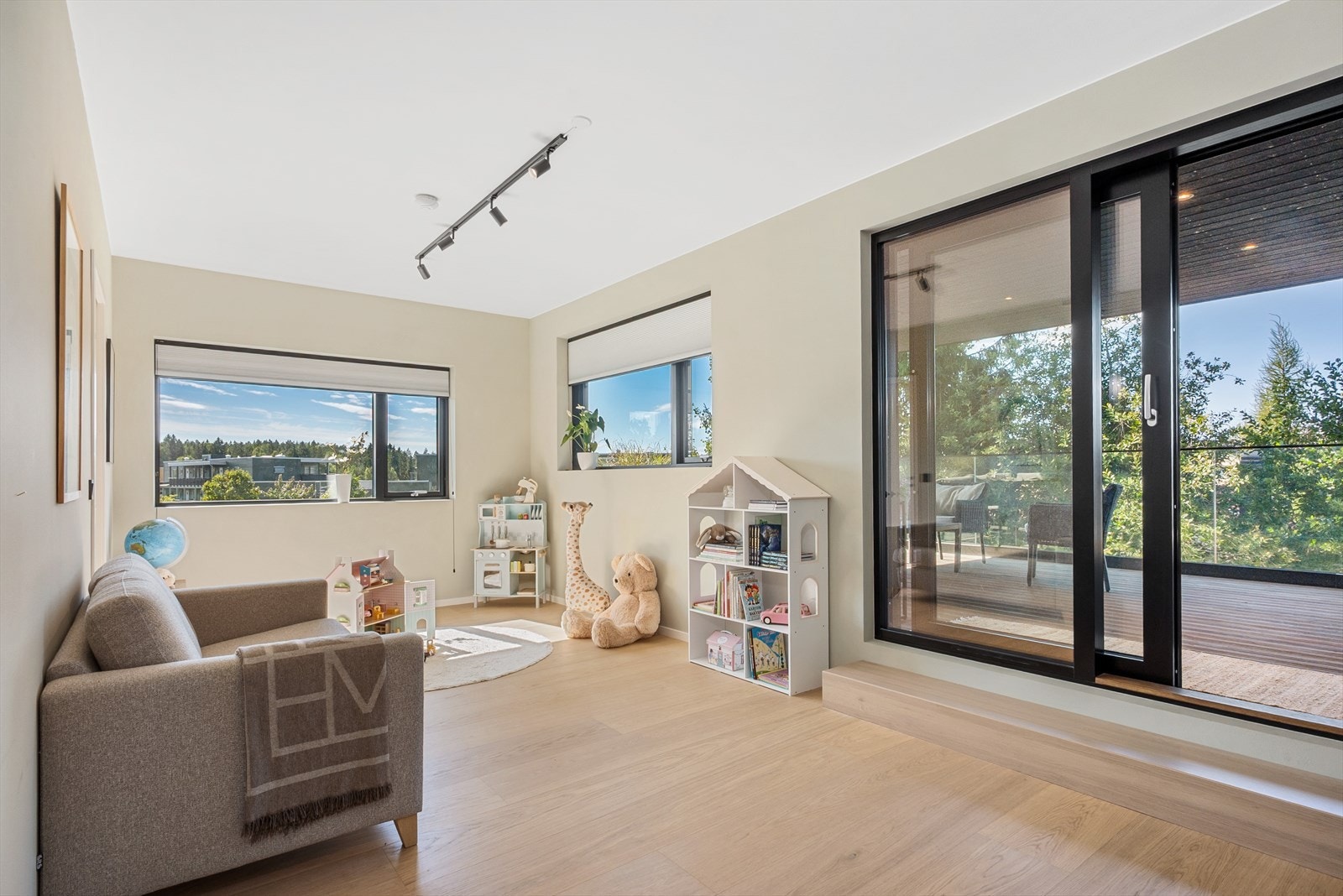 Det siste soverommet ligger i denne etasjen og har tilgang til eget omkledningsrom. Rommet benyttes i dag som ekstra stue. Galleribilde