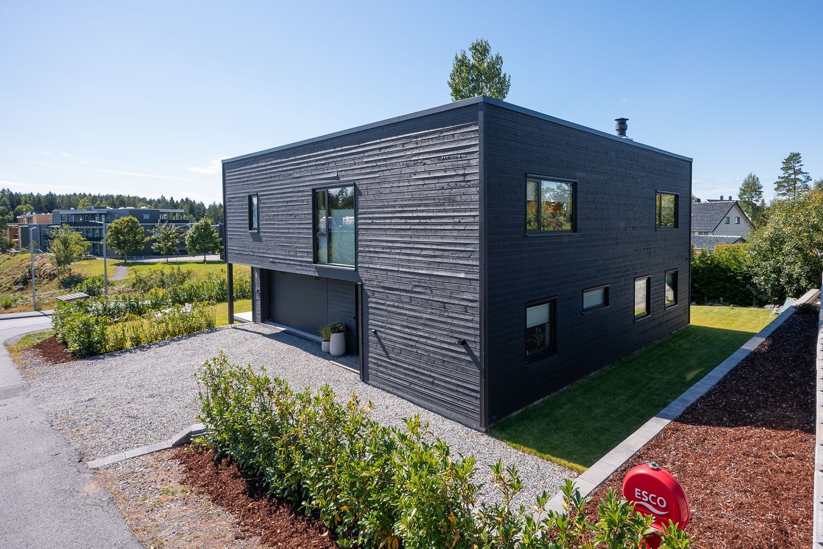 Eneboligen ligger i et etablert og barnevennlig boligområde like utenfor Son sentrum i Vestby kommune. Her bor du sentralt, men samtidig tilbaketrukket og trygt. Galleribilde