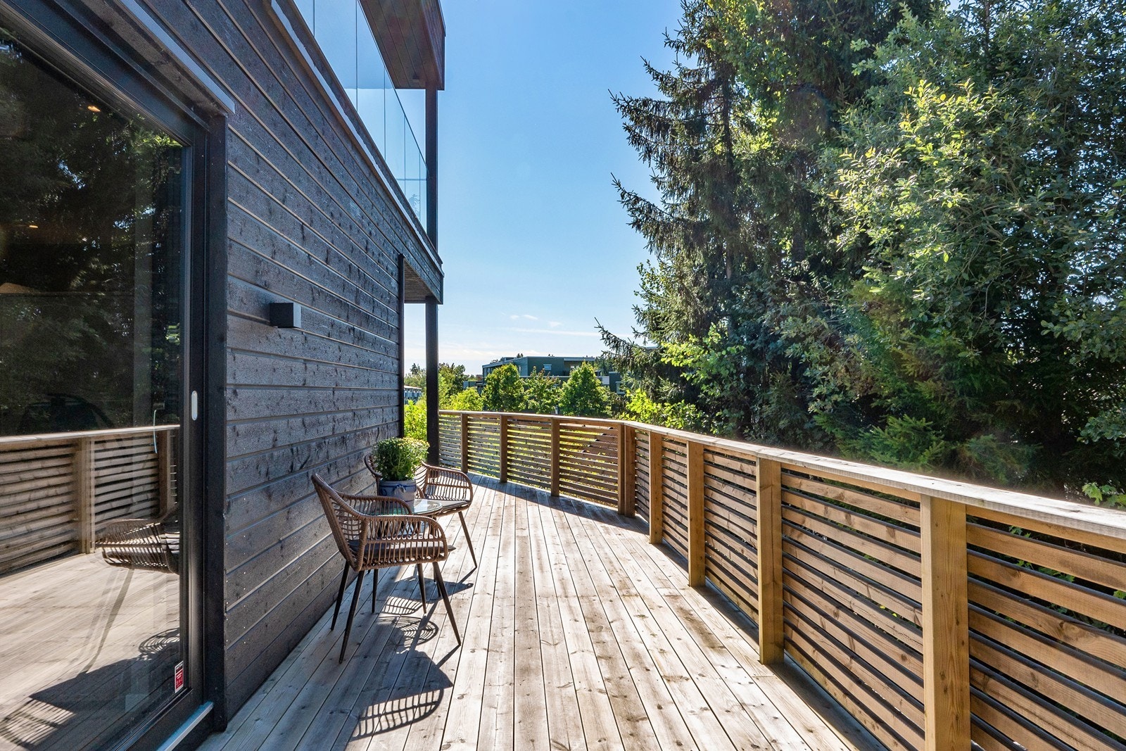 Terrassen i 1. etasje strekker seg rundt to sider av boligen og er på 43 kvm. Galleribilde