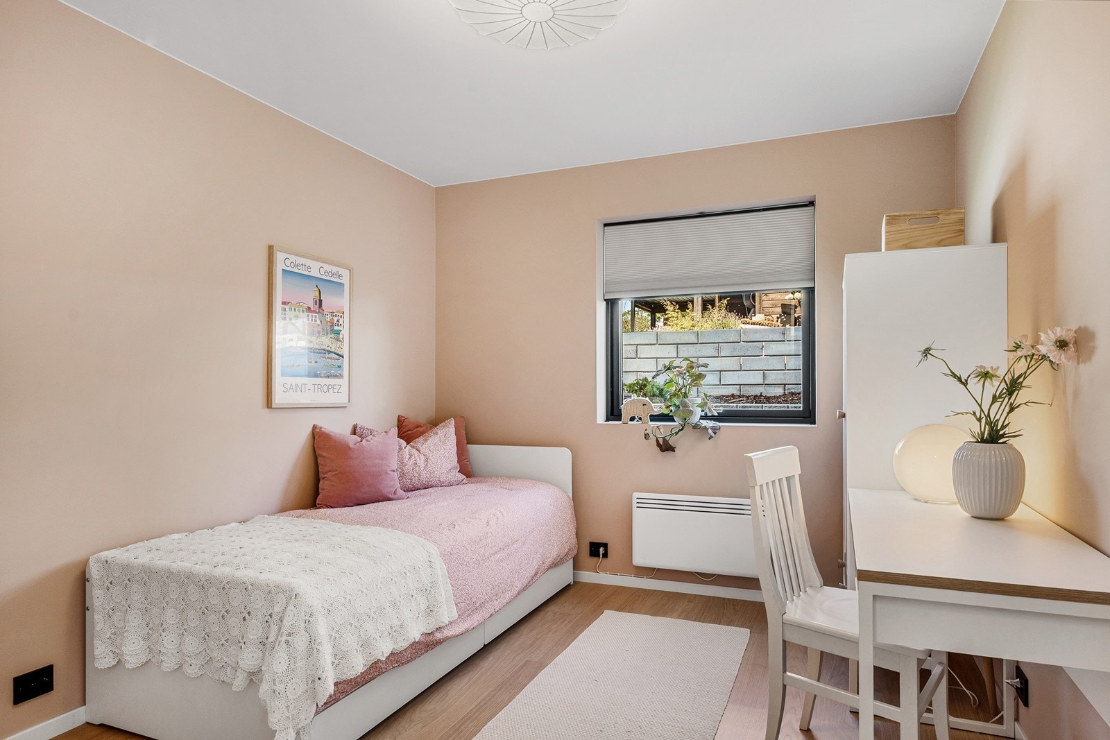 To av rommene er innredet som barnerom med plass til seng, skrivepult og garderobeløsning. Galleribilde