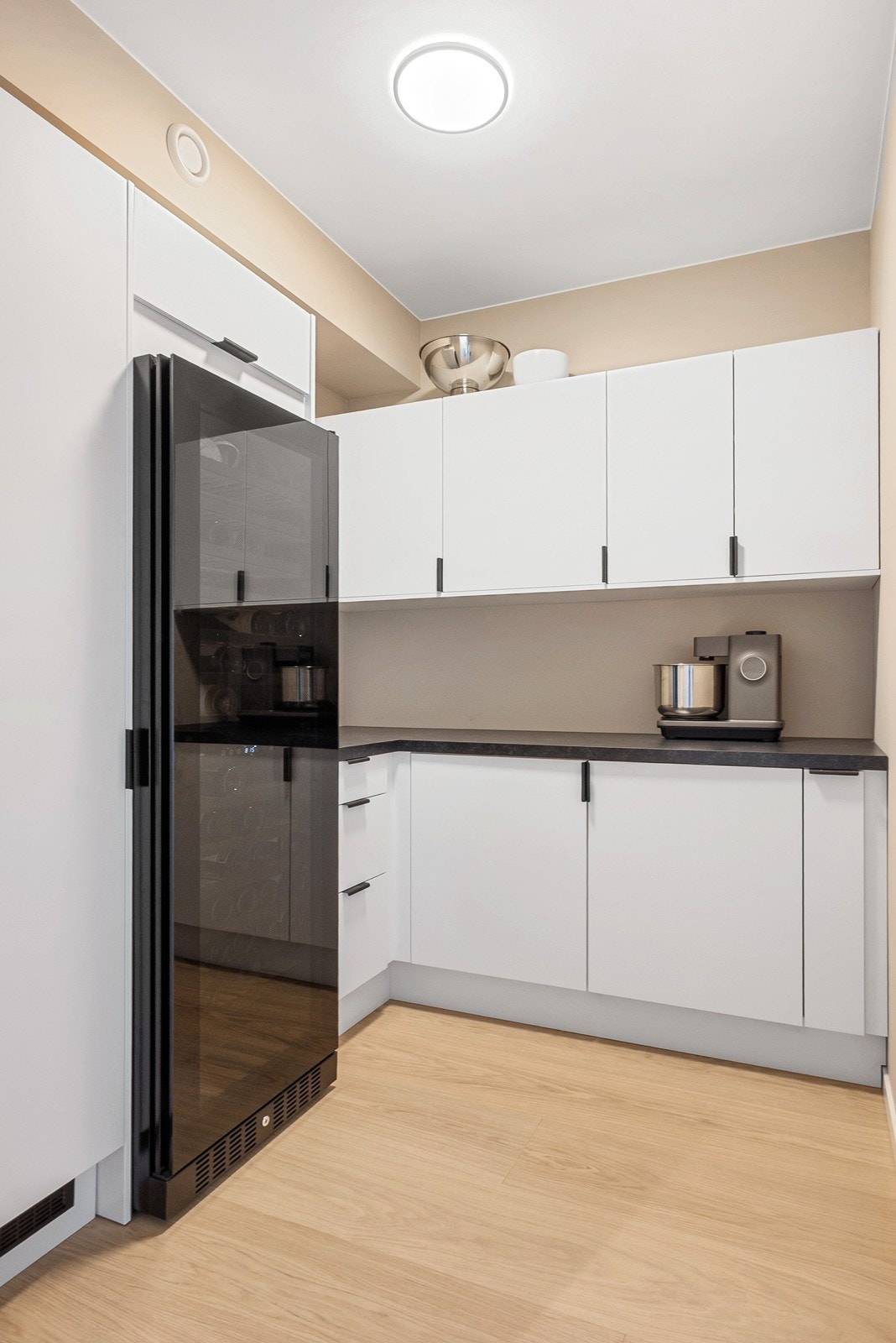 Videre finner du et grovkjøkken, praktisk innredet med gode oppbevaringsløsninger og rikelig skapplass. Perfekt for kjøkkenutstyr som ikke benyttes daglig. Galleribilde