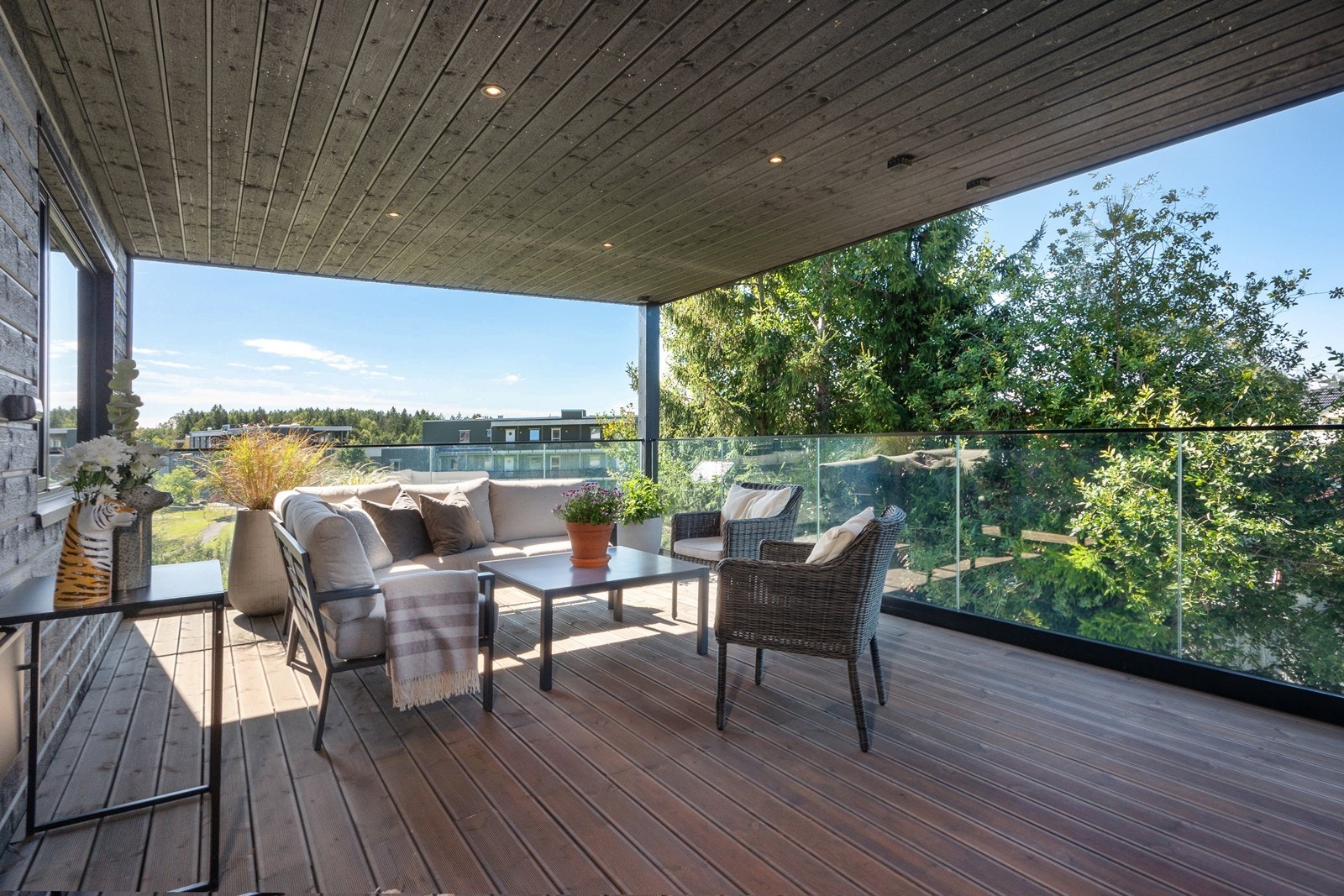 Direkte fra stuen har du tilgang til en overbygd veranda på 26 kvm, med god plass til både sittegruppe, spisebord og ønsket beplantning. Galleribilde