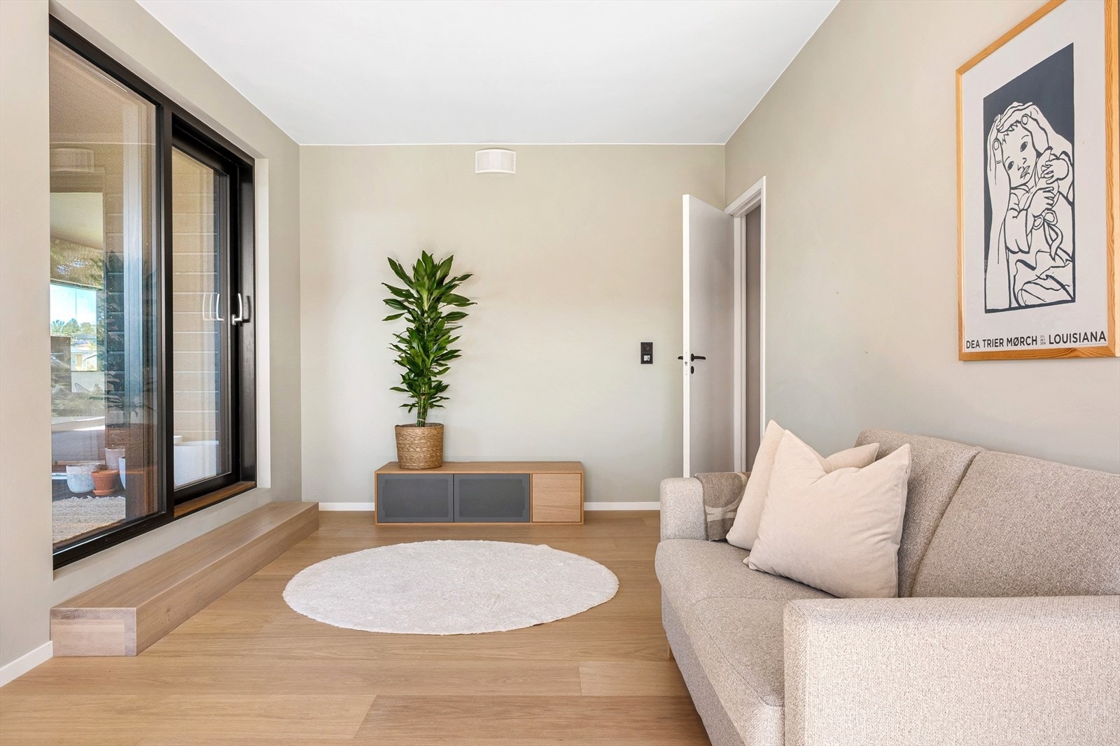 Perfekt som TV-stue eller lekerom for barna. En skyvedør leder ut til verandaen, som også nås fra hovedstuen. Galleribilde