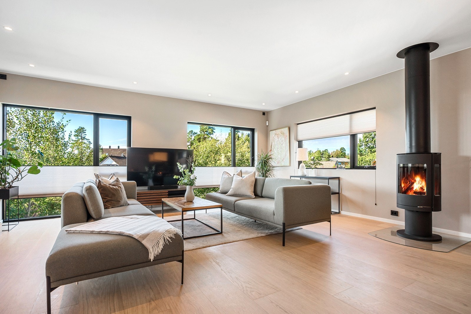 Flott peis plassert sentralt i rommet -som bidrar til både varme og atmosfære. Galleribilde