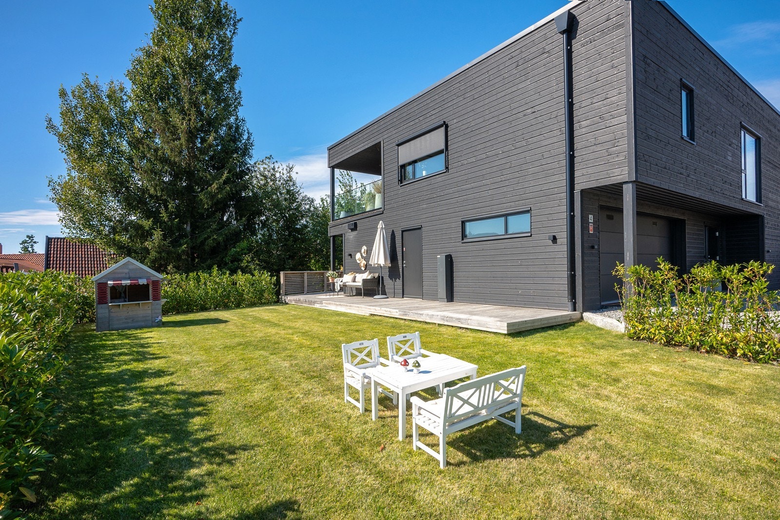 Anleggsgartner har lagt stein, oppført mur, planert og lagt gress rundt boligen. Galleribilde