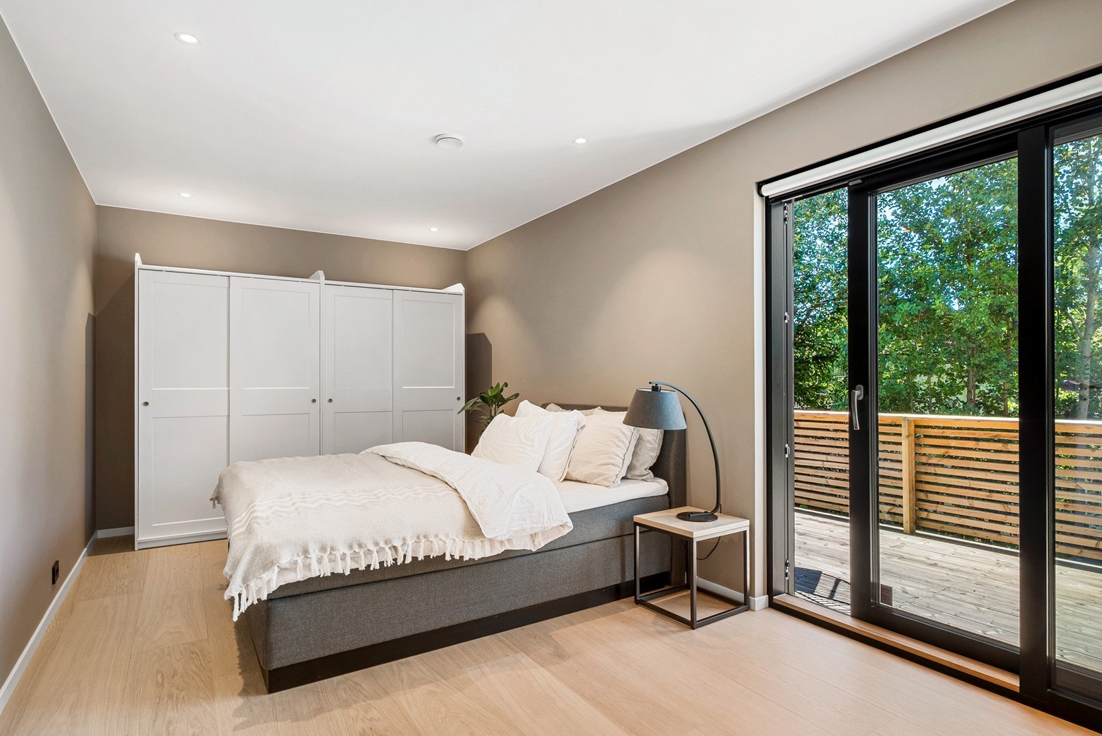 Det er totalt fire soverom i denne etasjen, alle med god størrelse. Hovedsoverommet er innredet i den ekstra stuen. Galleribilde