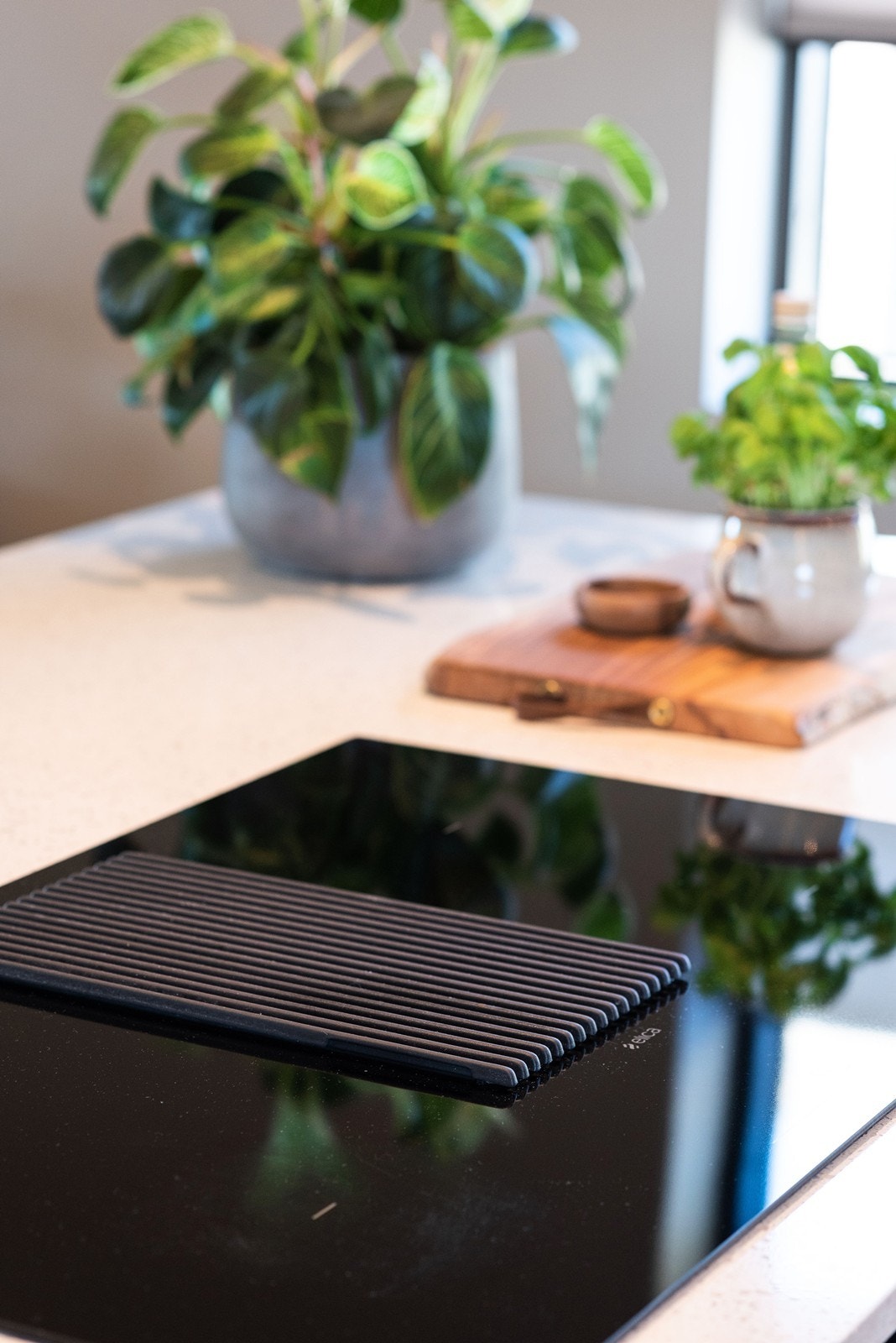 Platetopp med integrert ventilator er montert på kjøkkenøya. Galleribilde