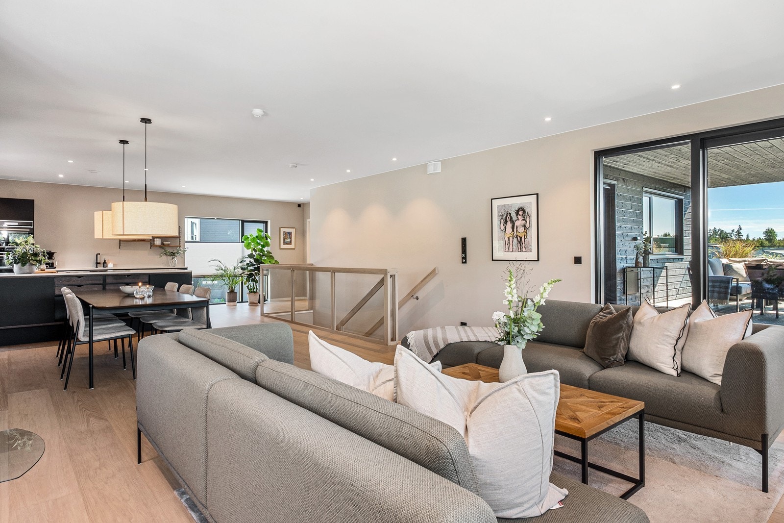 Stue og kjøkken opptar store deler av arealet her oppe. Veggene har tidsriktige fargevalg og downlights i himlingen. Galleribilde