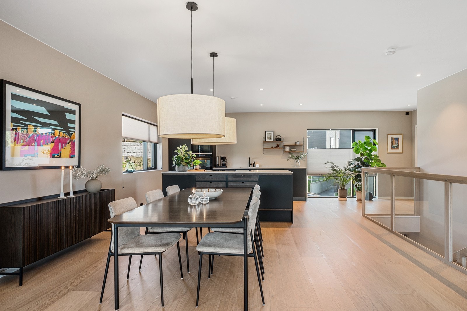 Spisestuen er plassert tilknyttet kjøkkenet, med plass til et stort bord og skjenk. Galleribilde