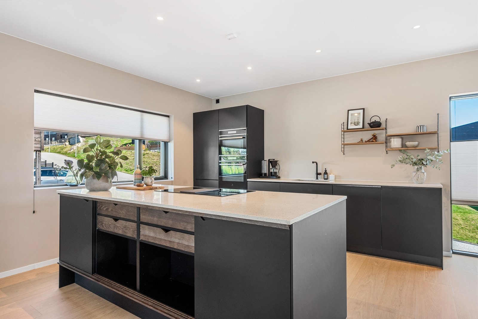 Kjøkkeninnredningen har godt med oppbevaring i over- og underskap, i tillegg til kjøkkenøy. Galleribilde