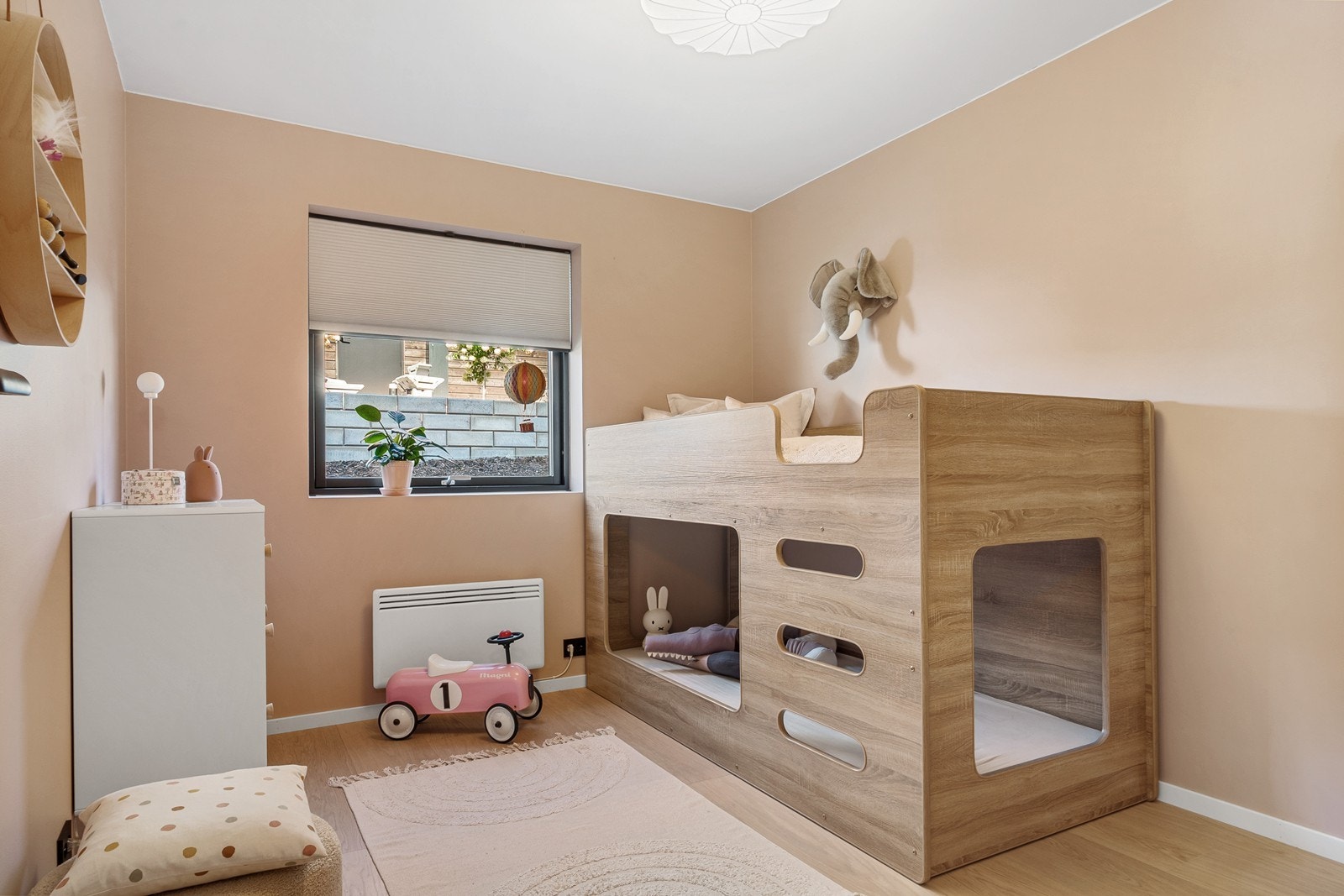 Alle rommene har herdet tregulv i eik og behagelige farger på veggene. Galleribilde