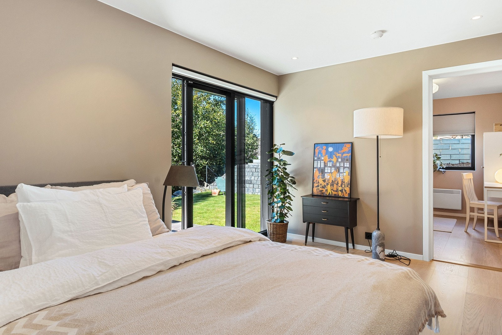 Skyvedør leder ut til terrassen og videre tilgang til hagen. Galleribilde