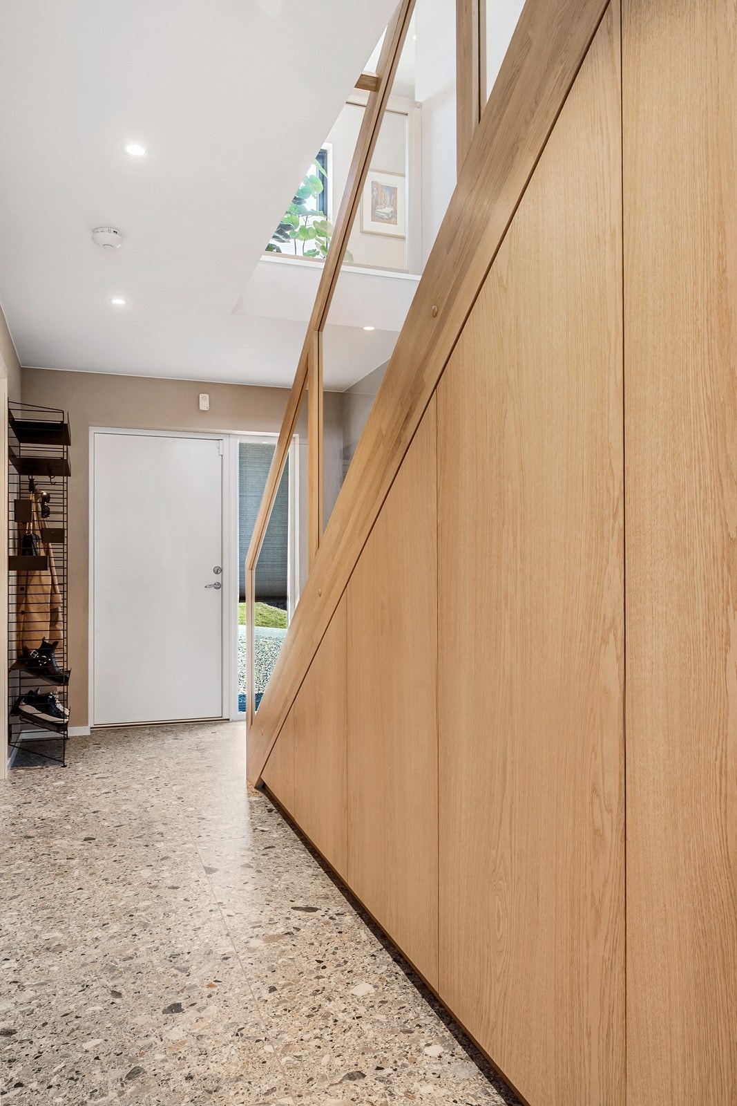 Det er praktisk garderobeløsning i langs trappa. Galleribilde