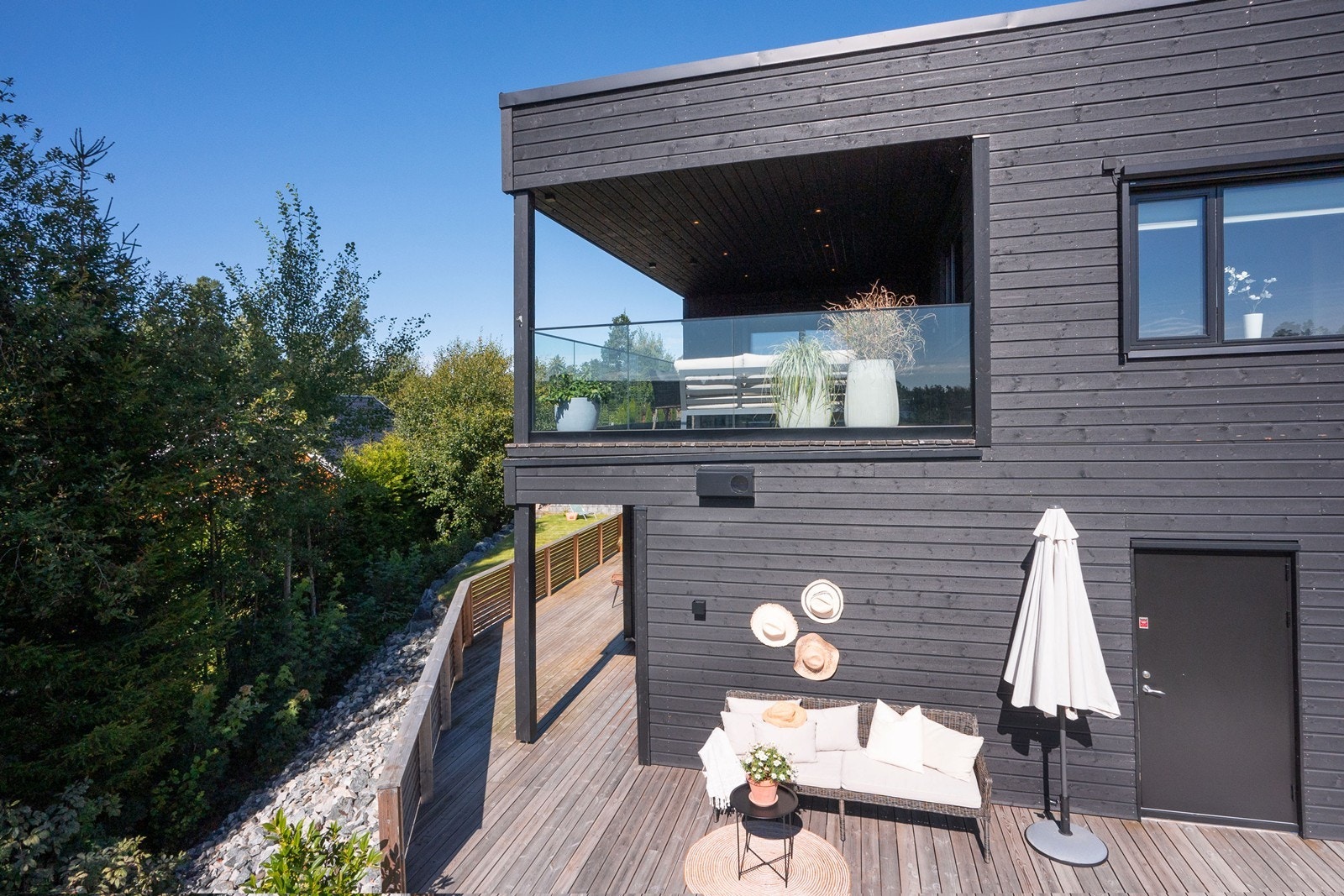 Boligen har solrike utplasser på totalt 69 kvm, fordelt over begge etasjer. Galleribilde