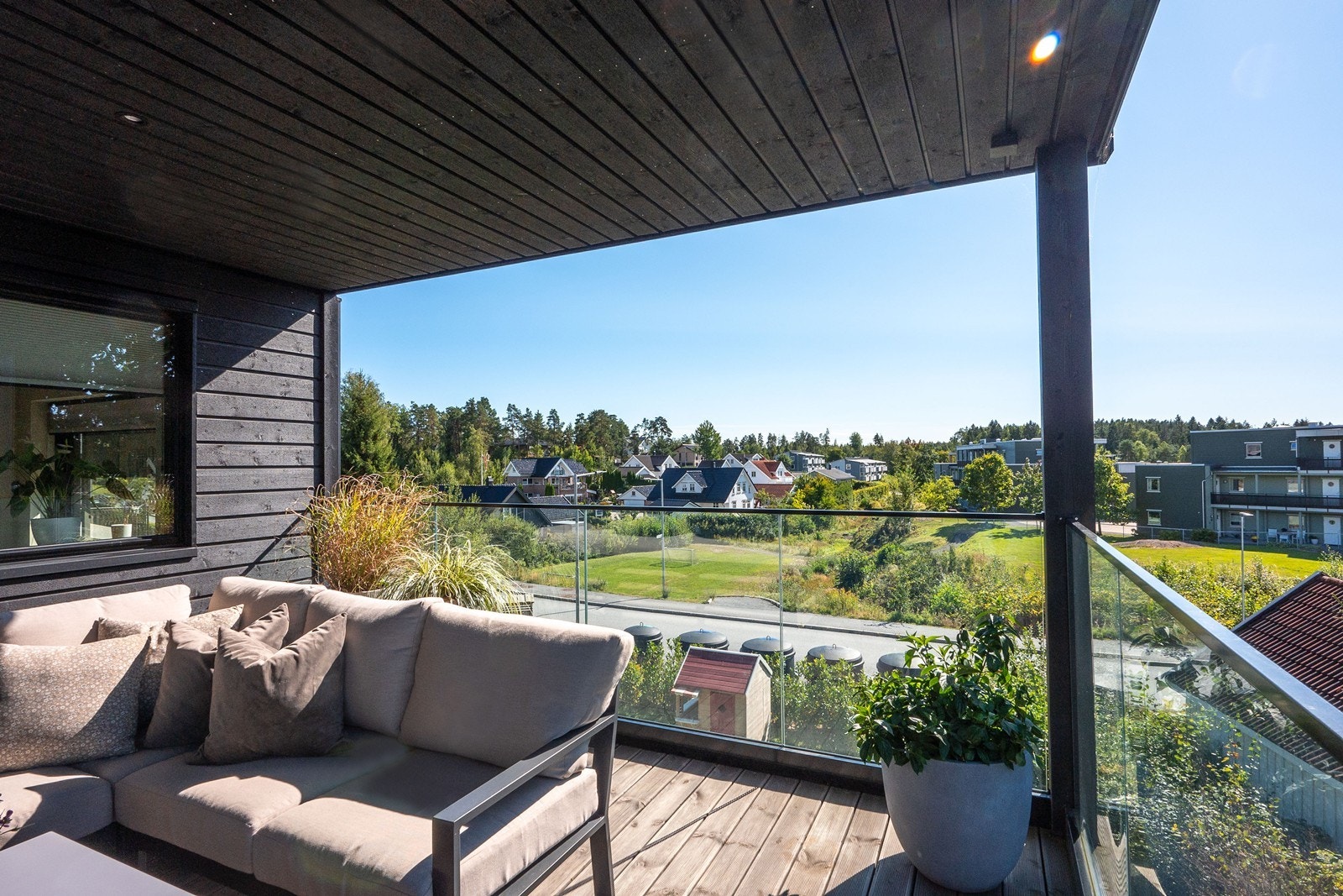 Fra verandaen sitter du skjermet og har utsyn over nærområdet. Galleribilde