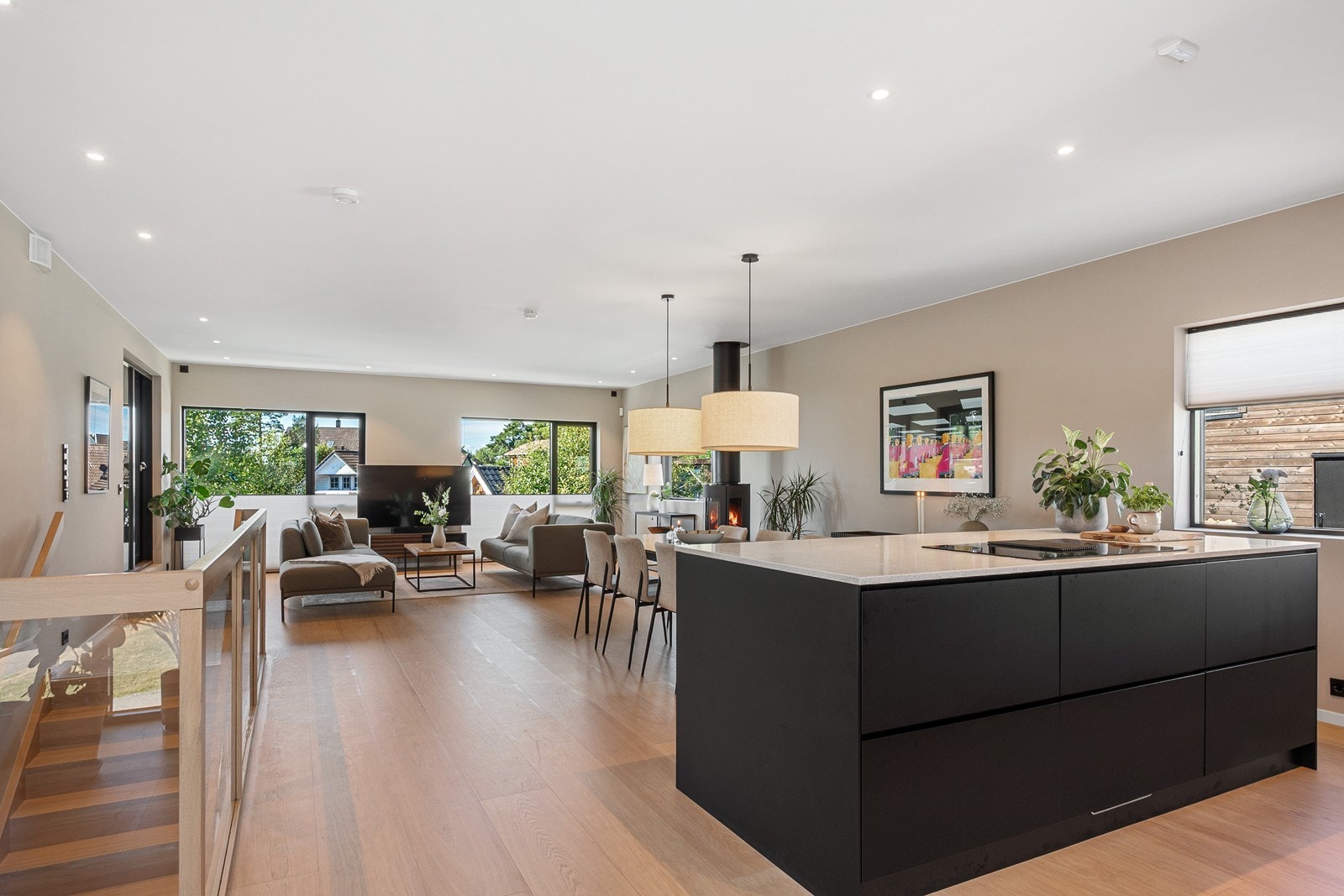 Kjøkkenøya gir ekstra arbeidsflate og skaper en naturlig overgang mot stue og spiseplass. Galleribilde