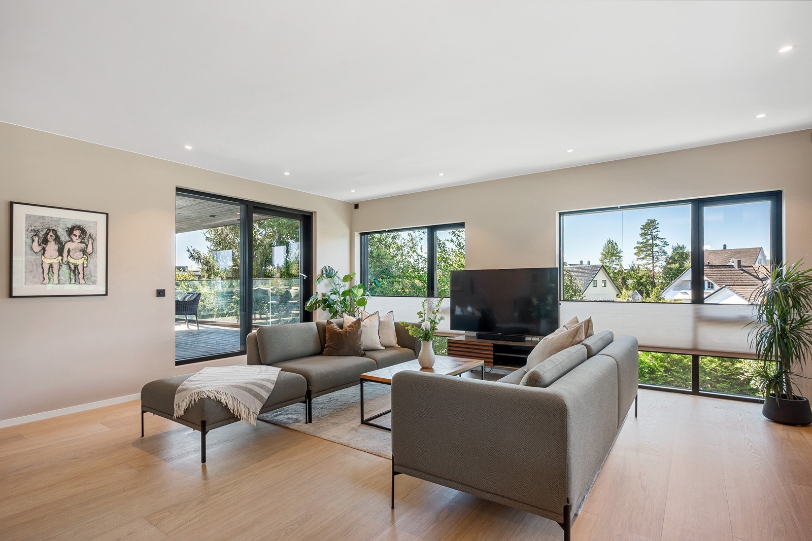 Flytt rett inn i en påkostet bolig med moderne standard og god plass til hele familien. Galleribilde