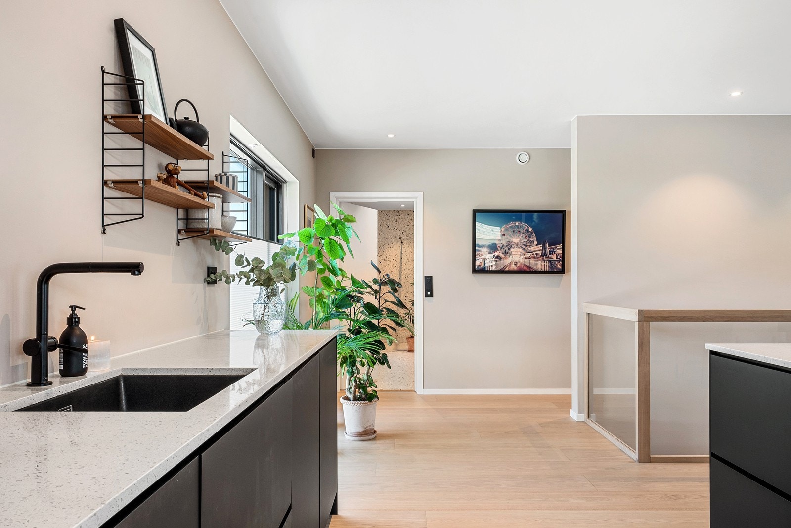 Oppvaskkummen er underlimt og i kompositt. Galleribilde