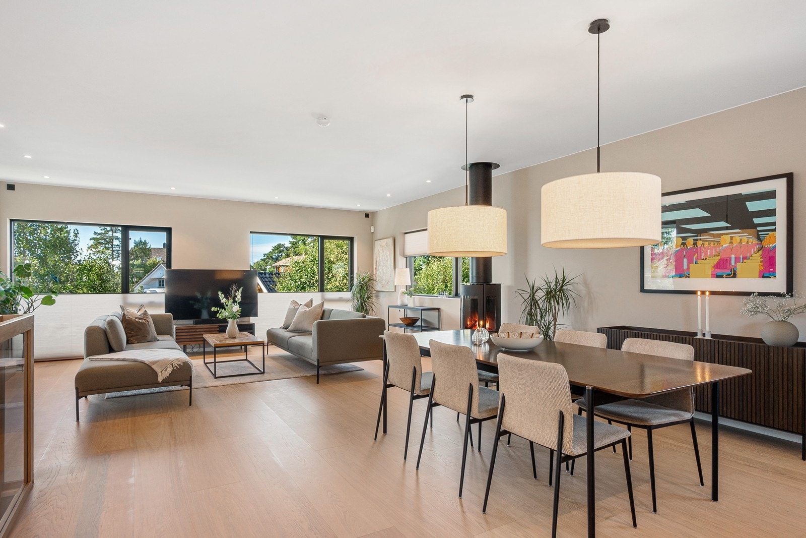 Boligen ble oppført i 2022 og strekker seg over to plan med en funksjonell og familievennlig planløsning. Galleribilde