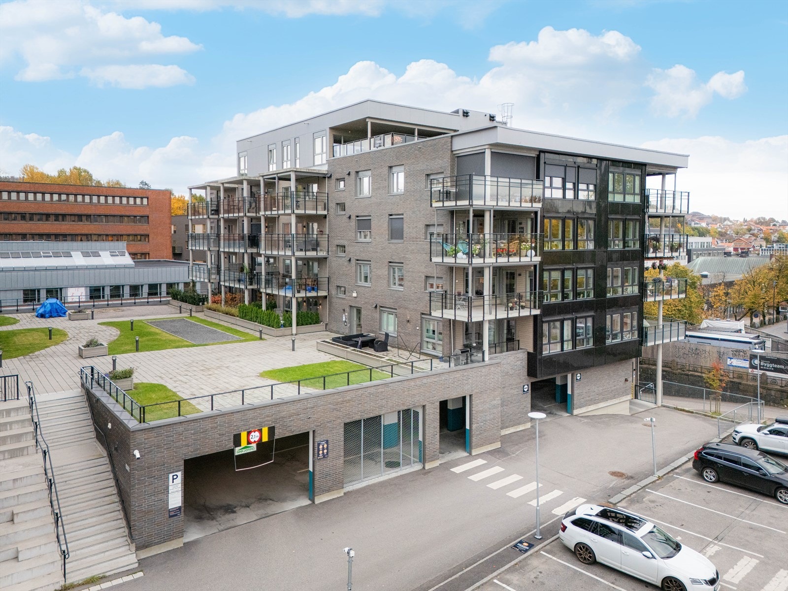 Louises gate 8 ligger høyt og sentralt til ved Lietorvet i Skien sentrum. Borettslaget består av to leilighetsbygg med flotte fellesarealer i mellom, hvor denne innbydende leiligheten ligger fint til på bakkeplan ved fellesarealene. Galleribilde