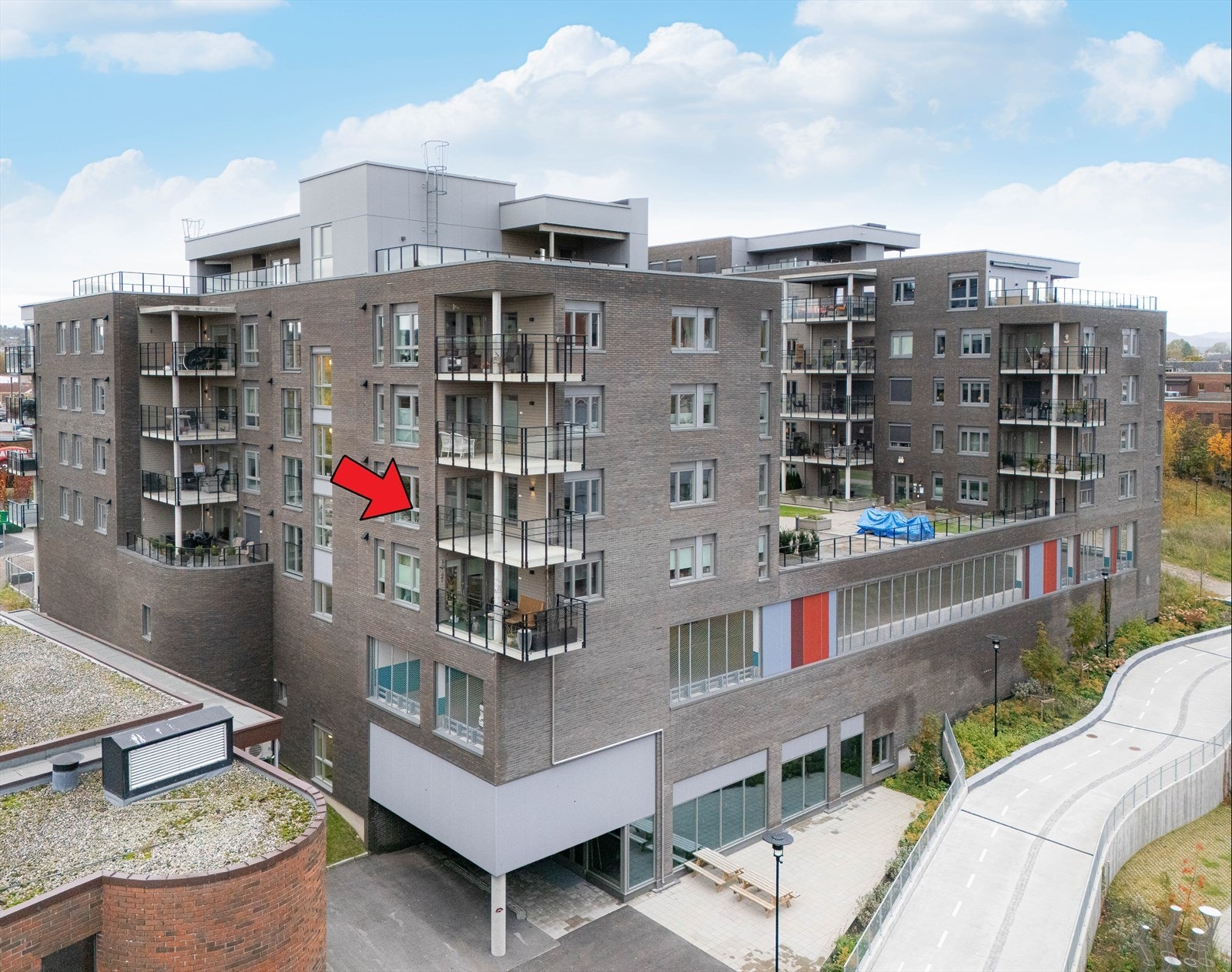 Her bor du lettvint til med alle Lietorvets fasiliteter innen gangavstand, samt kort gangvei til bl.a. Skiens sentrumsgater, friområder, restauranter og kaféer. Galleribilde