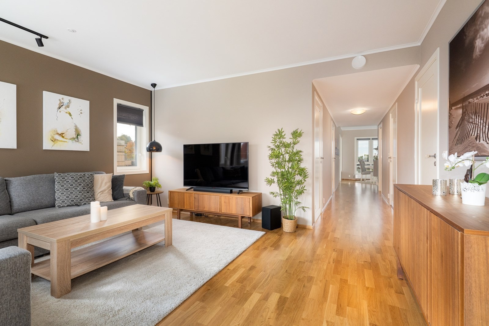 Leiligheten er gjennomlys, og den åpne gangen mellom kjøkken og stue gir en romslig følelse og flott gjennomstrømning av naturlig lys fra den ene enden til den andre. Galleribilde