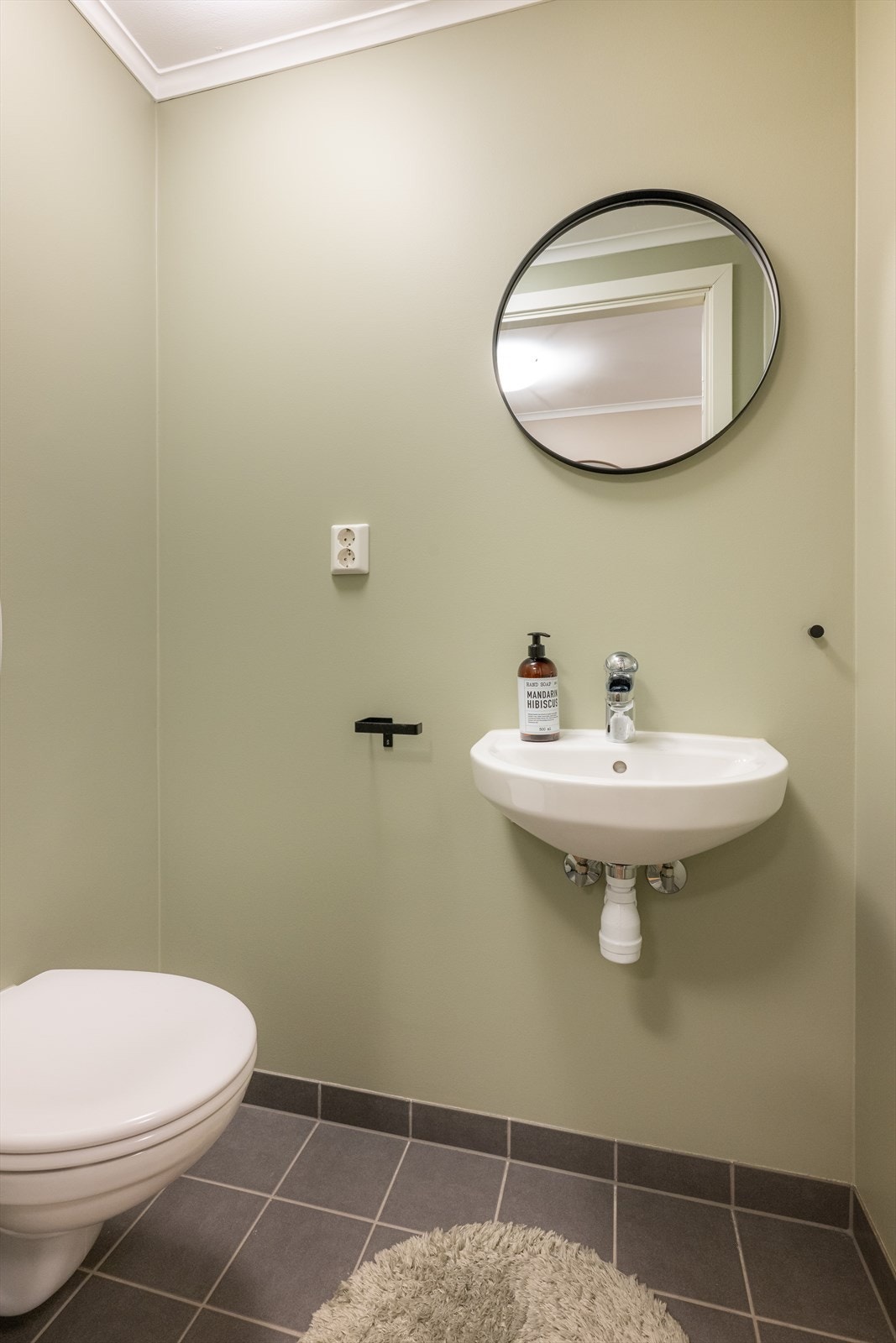 Toalettrommet har flis på gulv, slette vegger og integrert belysning i himling. Her er det veggmontert toalett og vask. Her er det elektriske varmekabler i gulv. Galleribilde