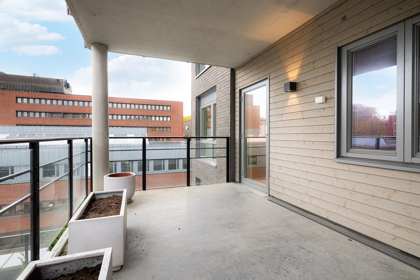 Terrassen er overbygd, noe som gir en lun og skjermet uteplass som kan brukes store deler av året. Galleribilde