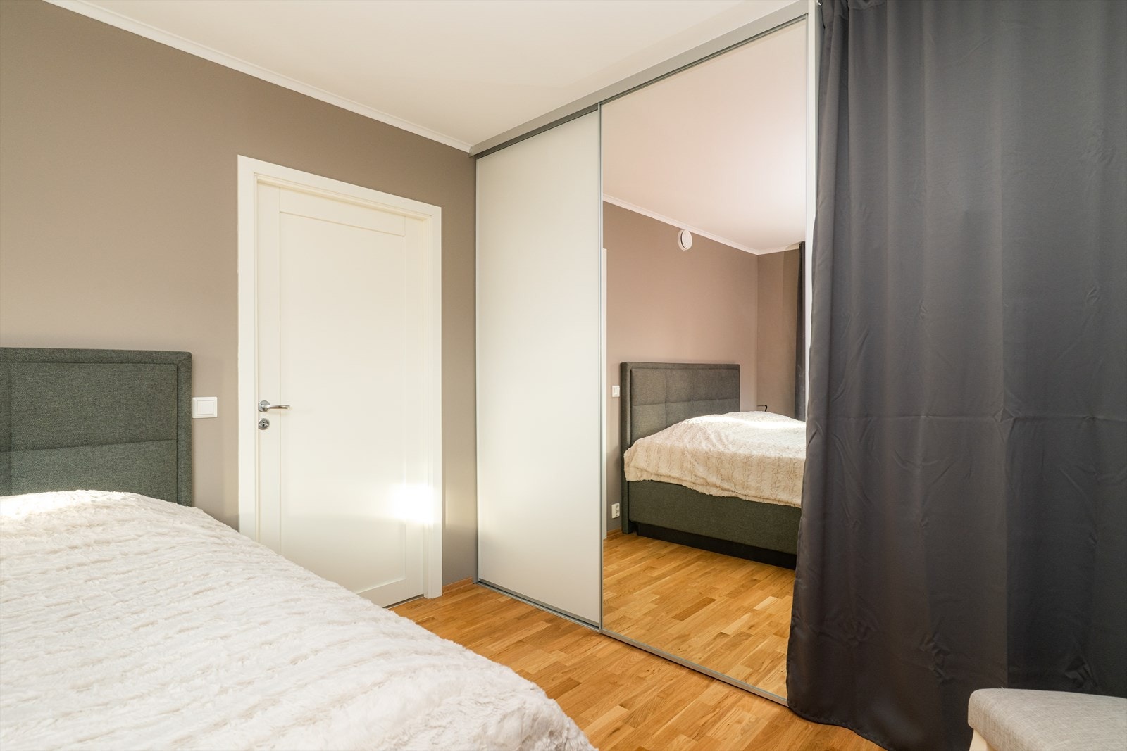 Hovedsoverommet har en praktisk skyvedørsgarderobe som gir god oppbevaringsplass til klesbeholdningen. Galleribilde