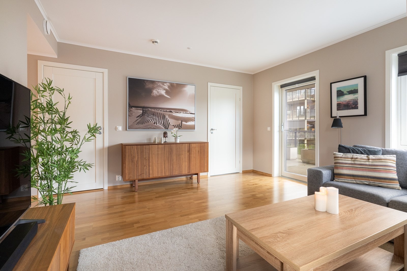 Stuen har en romslig utforming med flere muligheter for møblering etter smak og behov. Herfra er det adkomst til både vaskerom/teknisk rom og soverom, i tillegg til utgang til en stor, lun terrasse med gode solforhold. Galleribilde