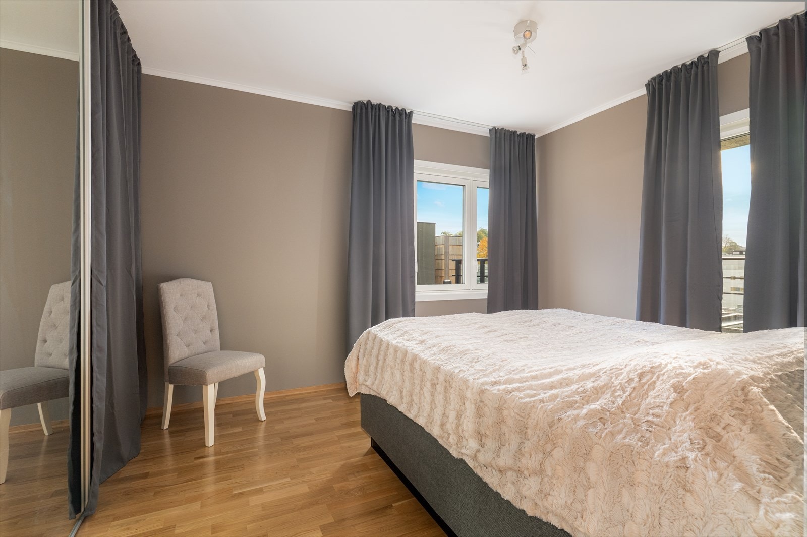 Rommet har gode vindusflater som slipper inn godt med naturlig lys. Galleribilde