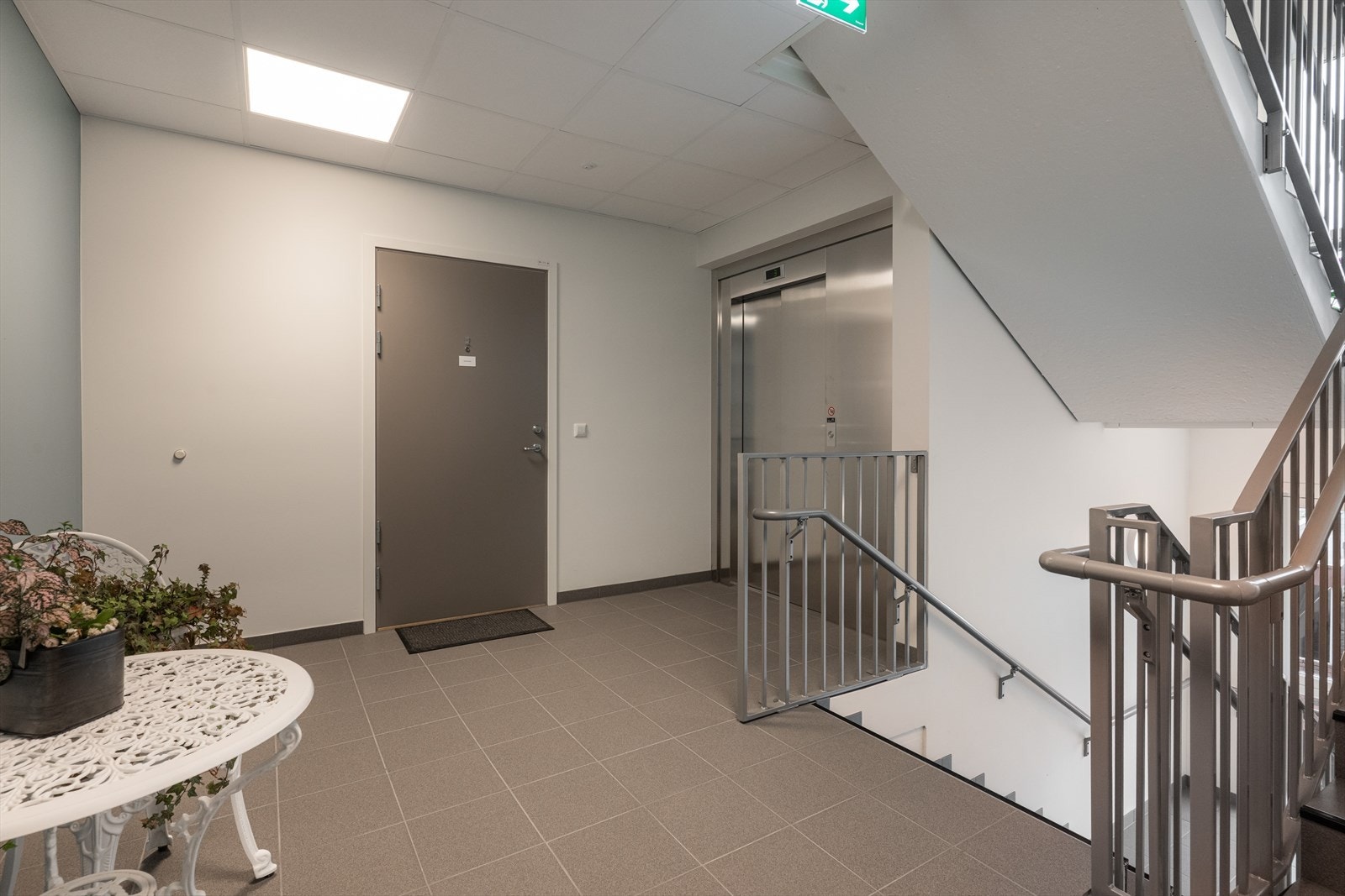 Leiligheten har praktisk adkomst via heis eller felles trappeganger, enten fra garasjekjeller eller hovedinngang. Hoveddøren er utstyrt med callinganlegg med kamera, som sikrer enkel og trygg adgang til entréen. Galleribilde