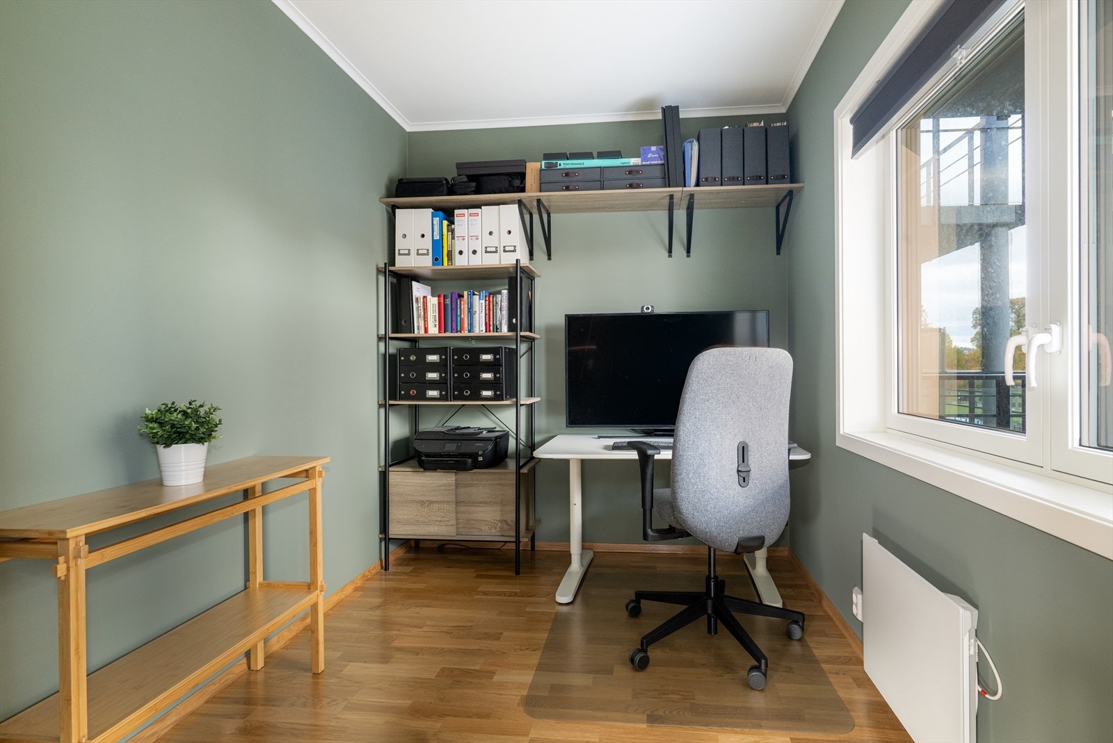 Soverom 3 fungerer i dag som kontor, men har god plass til seng og møbler etter ønske. Rommet kan brukes fleksibelt etter behov - perfekt som barnerom, gjesterom eller arbeidsrom. Galleribilde