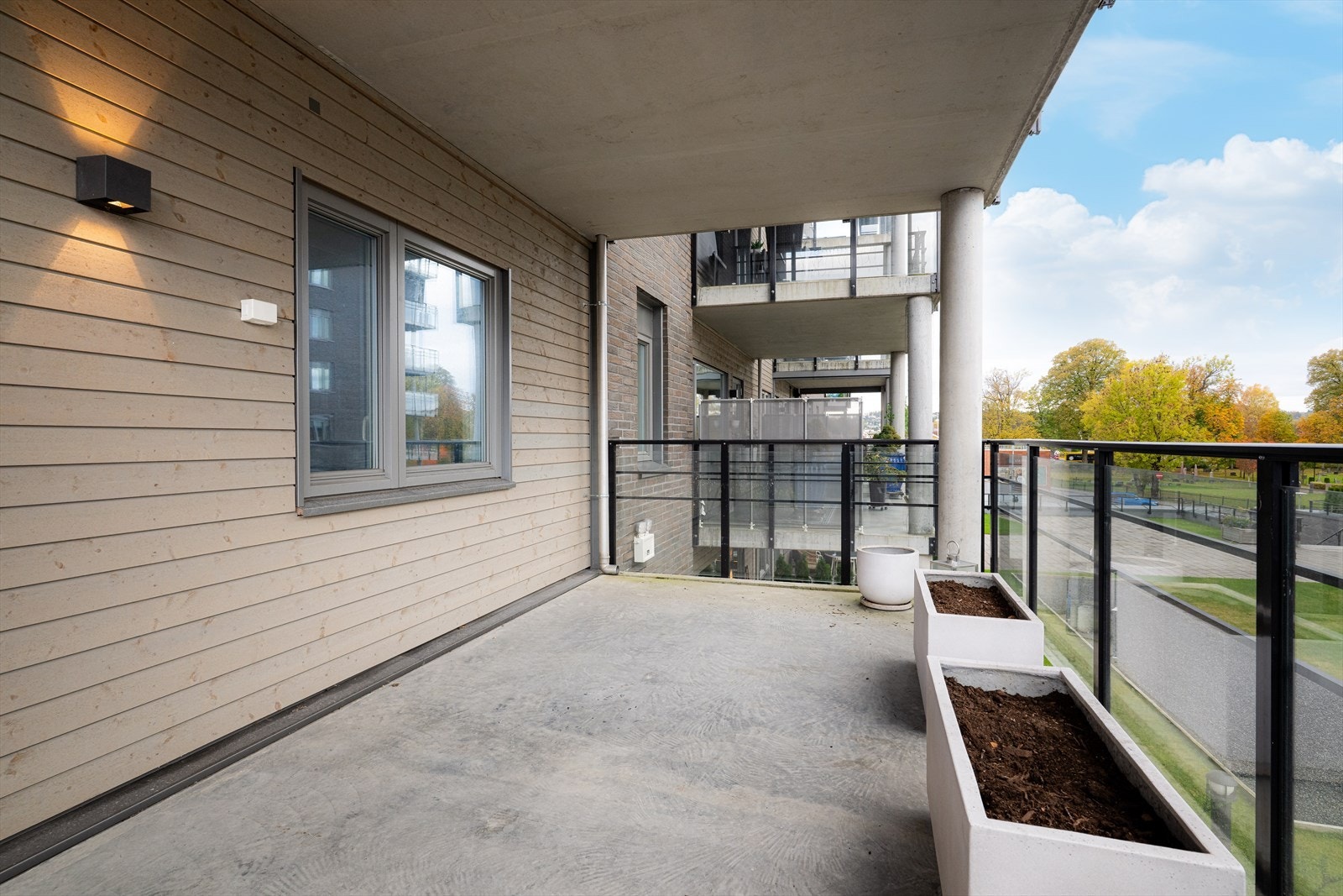 Her kan du enkelt innrede med utemøbler etter eget ønske, og skape en hyggelig atmosfære for både avslapning og besøk. Galleribilde