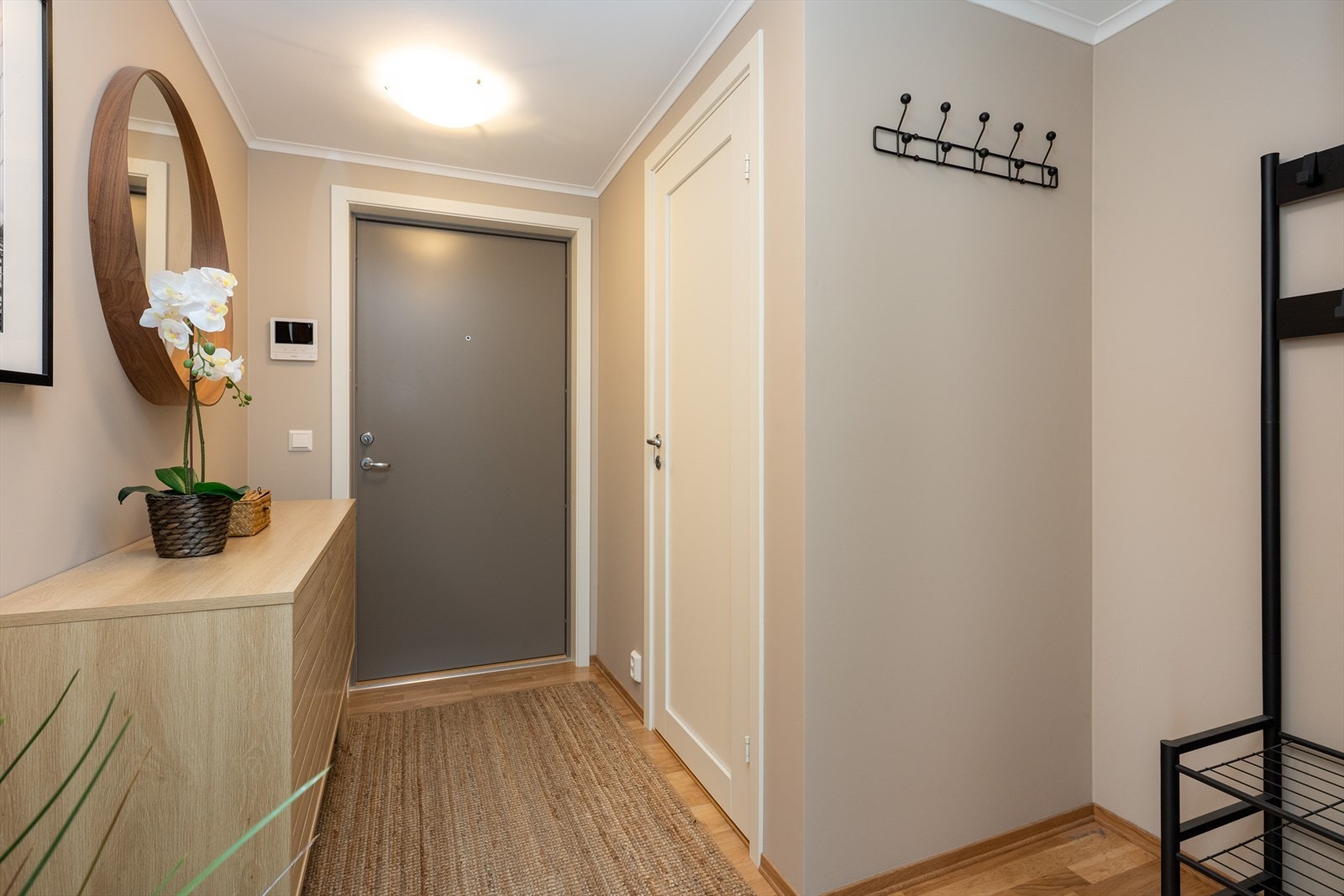 Lys og fin entré ønsker deg velkommen inn! Her er det god plass til sko og yttertøy, samt annet oppbevaringsmøblement etter ønske. Galleribilde