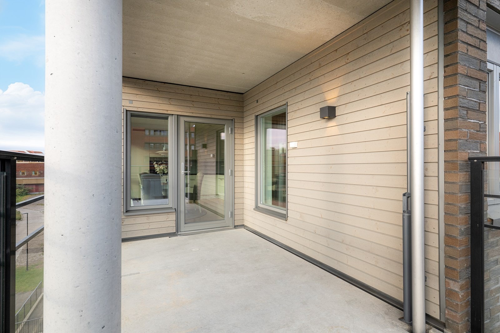 Her kan du enkelt plassere utemøbler etter eget ønske, og den uttrekkbare sidemarkisen gir behagelig skjerming når det trengs. Galleribilde