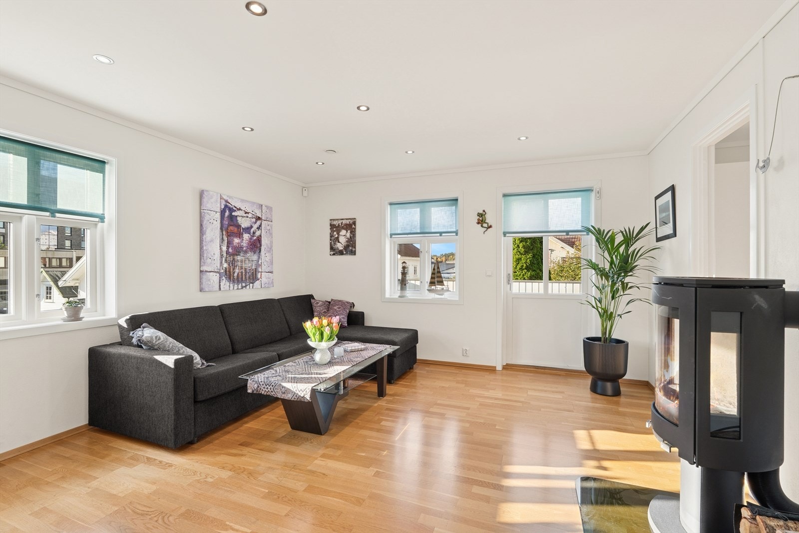 Adkomst ut til nydelig balkong med kveldssol fra stuen! Galleribilde