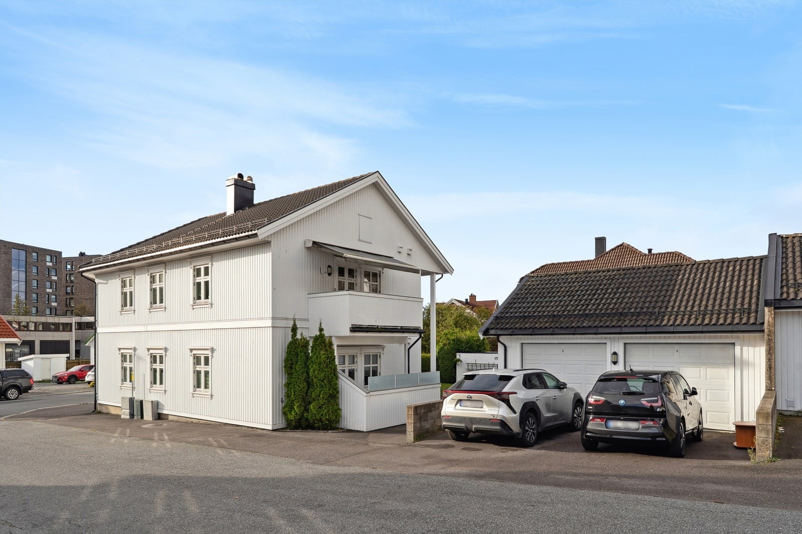 Nyere bygg i klassisk stil som passer området. Galleribilde