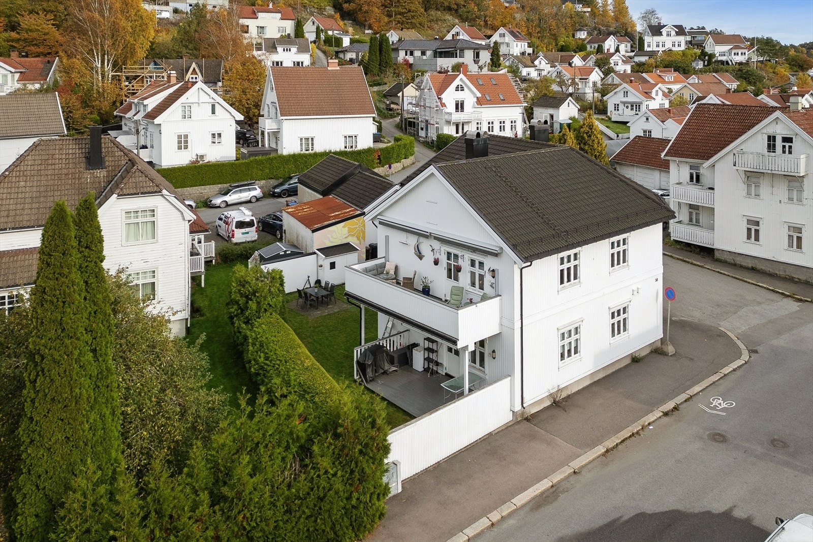 Historisk og sjarmerende boligområdet mellom Preståsen og Kilen. Området har en blanding av eldre og nyere bebyggelse, og ligger i gangavstand til sentrum og sjøen. Galleribilde